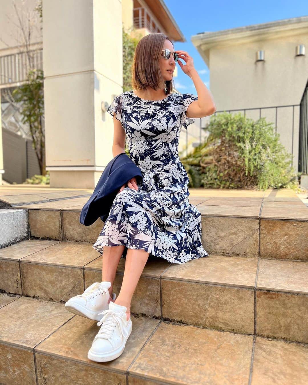 HARUKO（真木明子）のインスタグラム：「QVC先行販売はこちら！！  ①「フラワージョーゼットワンピース」 ②「コットンケーブルセーター」ネイビー ③「ピケポロシャツ」 ネイビー：コーラル ④「レザートートバッグ」 ⑤「レザースリムウォレット」 ⑥「ストライプスカーフ」レッド  こちらの6商品７点はQVC先行販売となります！！  QVCでお買い求め頂いた方がお初となるこちらのアイテム。  是非是非お早めにお買い求め下さい❤️❤️❤️  10日の0時からお買い物可能ですので 木曜日過ごした後、夜0時になった瞬間から可能です。  前回、 完売商品も出ましたので ぜひ楽しみにチェックして下さい❤️❤️❤️  私のどきどきもすごくなってきました。🥺🥺🥺🥺  今日か明日 全商品着用ライブしますので チェックして見て下さいませ❤️❤️❤️  #qvcジャパン  #laurenralphlauren」