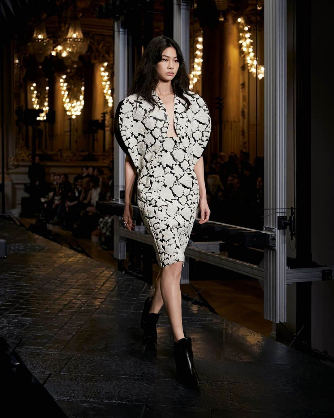 チョン・ホヨンのインスタグラム：「#LVFW23  Heritage revisited. Featuring actress and House Ambassador #Hoyeon, the Fall-Winter 2023 Collection explores the enigma of French style, articulating its ineffable quality that has captured the imagination of many. Watch the full #LouisVuitton show via link in bio.」