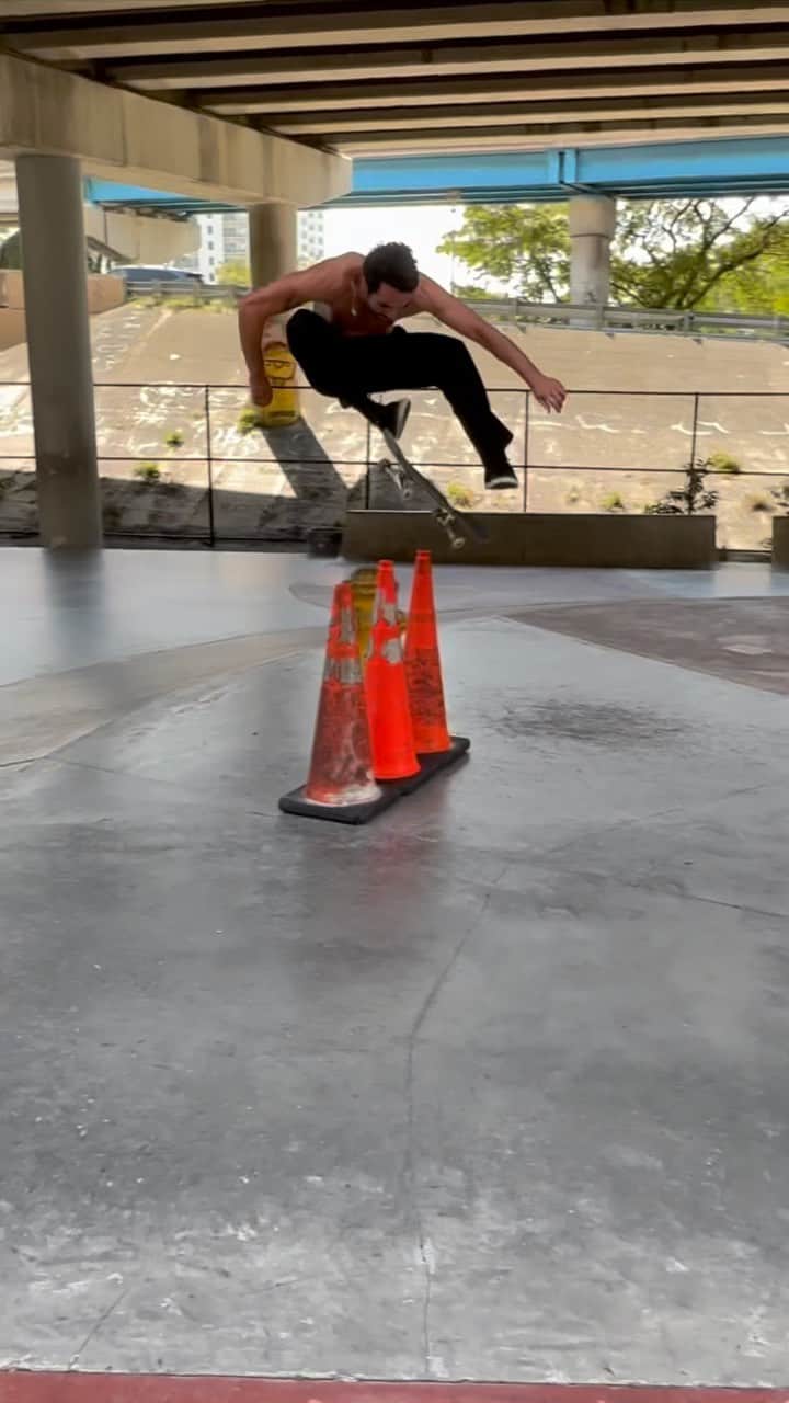 マット・バーガーのインスタグラム：「📱 @fuensta @christianyepez_」