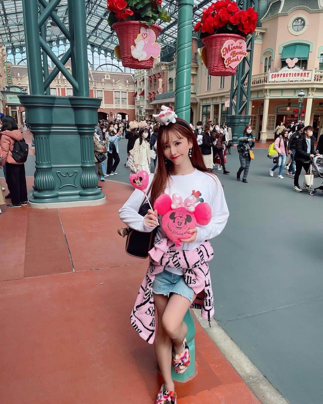 橘芹那さんのインスタグラム写真 - (橘芹那Instagram)「@tokyodisneyresort_official   天気良すぎて昼間は上着は暑すぎた〜☀️ amazonで3000円ぐらいで 買ったミニーちゃん🎀のトレーナー！ Disneyキャラで1番好きなのは マリーちゃん🐈🎶 ちょこんと座ってるカチューシャ可愛すぎ🥺🥺  #ディズニーコーデ #ディズニーランド  #ディズニーグッズ #ディズニーカチューシャ  #ディズニー好きな人と繋がりたい  #オシャレさんと繋がりたい #美男美女と繋がりたい  #インスタ女子 #インスタグラマー #自撮り #他撮り  #マスク女子 #マスク美人 #いいね #いいね返し  #instagood #instadisney #disneygram」3月7日 19時19分 - serinyangram