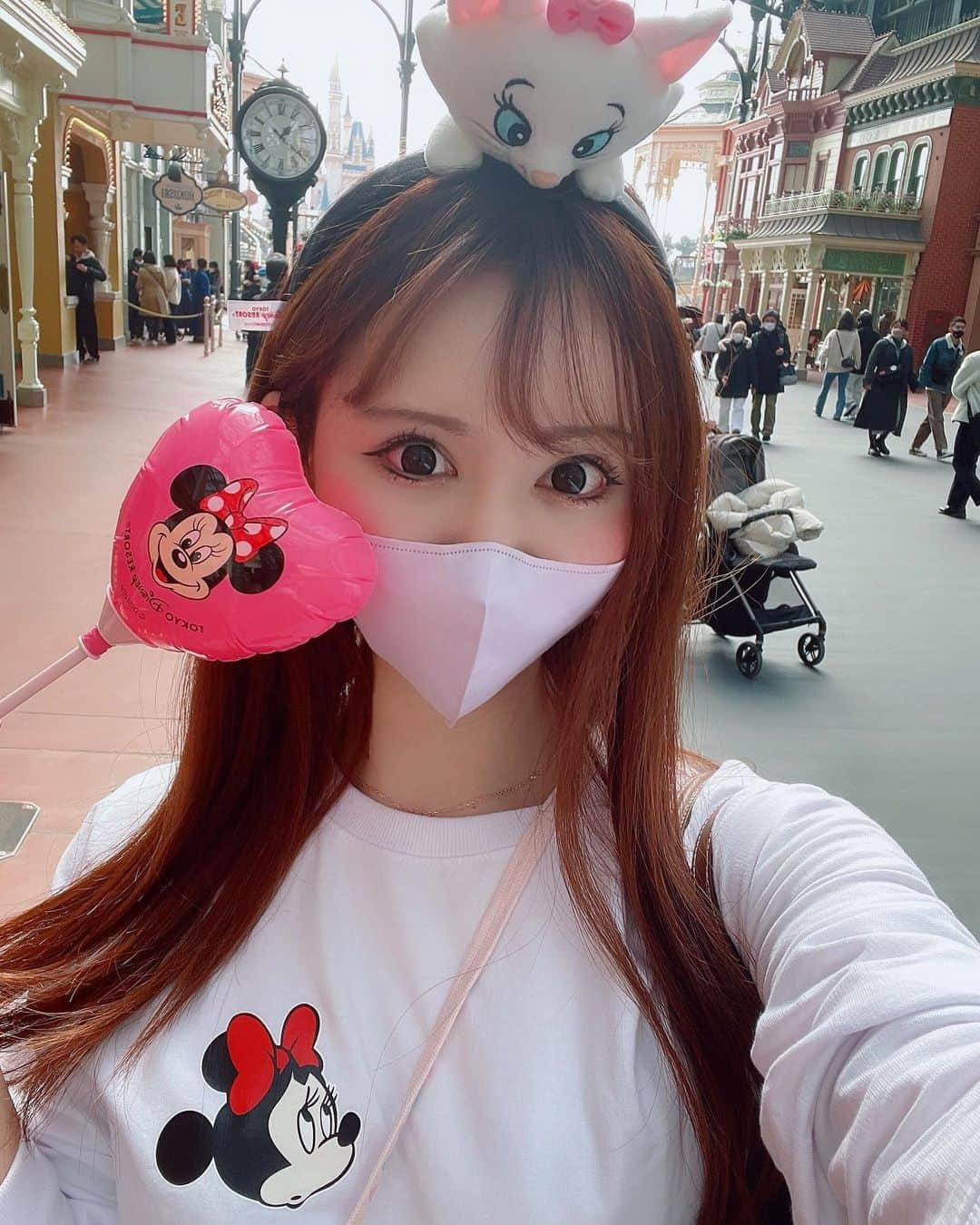 橘芹那のインスタグラム：「@tokyodisneyresort_official   天気良すぎて昼間は上着は暑すぎた〜☀️ amazonで3000円ぐらいで 買ったミニーちゃん🎀のトレーナー！ Disneyキャラで1番好きなのは マリーちゃん🐈🎶 ちょこんと座ってるカチューシャ可愛すぎ🥺🥺  #ディズニーコーデ #ディズニーランド  #ディズニーグッズ #ディズニーカチューシャ  #ディズニー好きな人と繋がりたい  #オシャレさんと繋がりたい #美男美女と繋がりたい  #インスタ女子 #インスタグラマー #自撮り #他撮り  #マスク女子 #マスク美人 #いいね #いいね返し  #instagood #instadisney #disneygram」