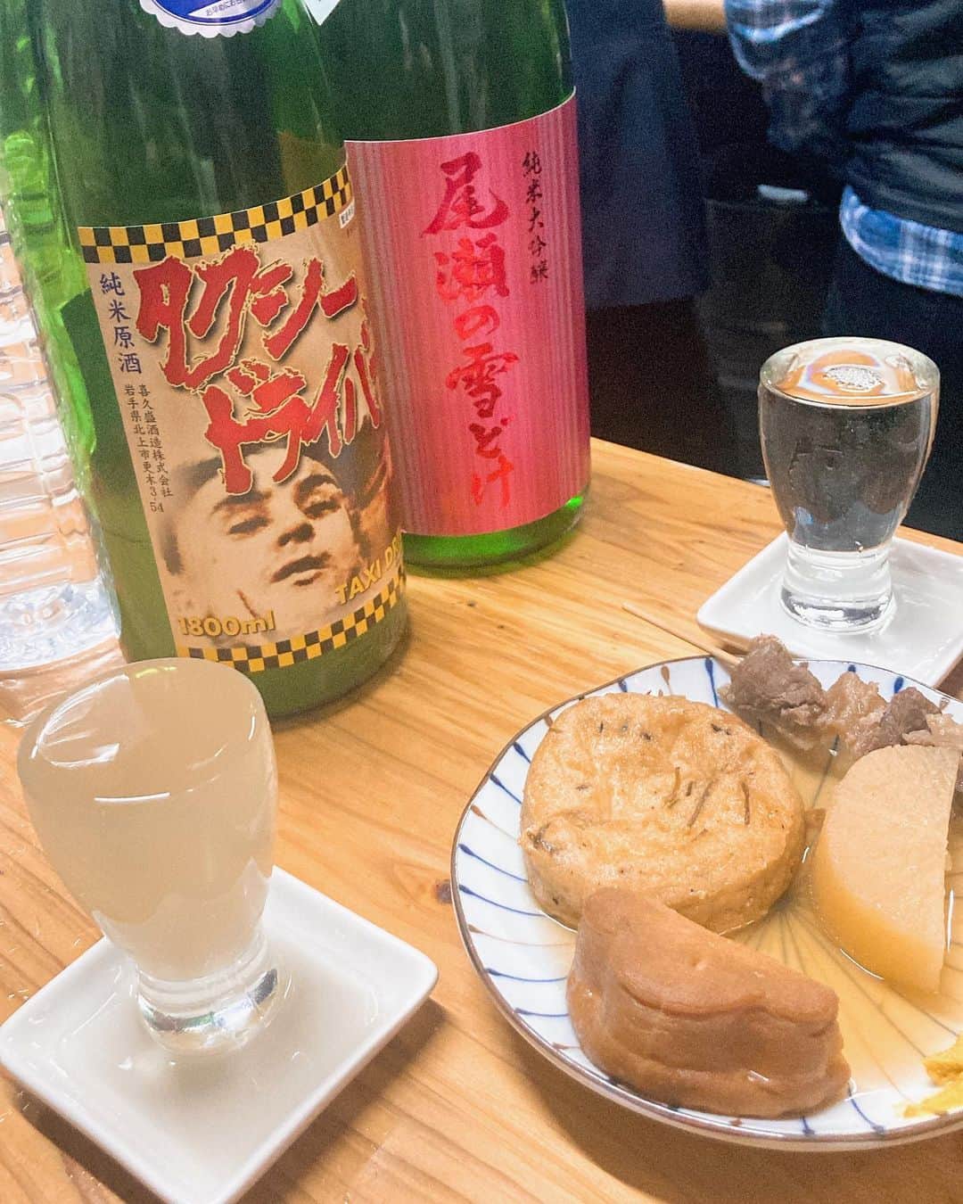 のインスタグラム：「大阪の酒場が恋しいです。。  🌸🌷🐝🏯  クセのあるお酒が好きです、とお伝えしたら登場したこちらのタクシードライバー。  岩手県は喜久盛酒造のお酒さん とってもおいしかった。。。  ふあぁ、春が確実に近づいてきてますわなぁ。。。  今日は満月🌕」