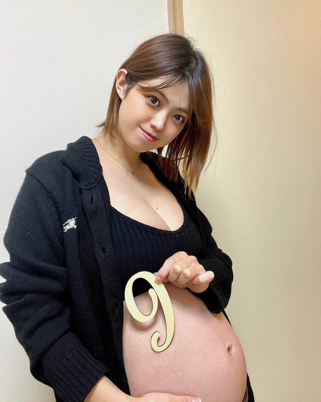 武井玲奈さんのインスタグラム写真 - (武井玲奈Instagram)「妊娠9ヶ月目突入ー！！！  初期はつわりがひどくて 時間が経つのが凄く遅く感じたけど  後期になってからあっという間🤭  ひぇぇぇぇぇ、、、 鼻からスイカだせるかな🤣 半分恐怖、半分楽しみ な感情💓w  人生最大の体重で 人生最大のおデブちゃんだけど、  日に日に大きくなるこのお腹が 愛おしい〜🥰🥰❤️  パパ似かな〜？ママ似かな〜？ パパの顔好きだから パパに似た男の子がいいな〜🤣w  と、会えるのが待ち遠しくて よく1人で舞い上がってます😅  #出産準備 #出産準備リスト #マタニティ #プレママ #プレママさんと繋がりたい  #マタニティライフ #妊娠後期 #妊娠9ヶ月 #妊婦 #妊婦生活 #プレママライフ #マタニティフォト #妊婦写真」3月7日 17時51分 - takeirena