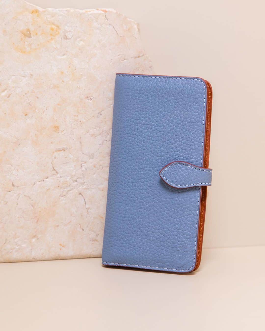 Felisi Japan 〔フェリージ〕さんのインスタグラム写真 - (Felisi Japan 〔フェリージ〕Instagram)「淡い青みを加えた「BLUE GREY」カラーは、春夏の装いを爽やかな印象に引き立ててくれます。  #Felisi #felisi #フェリージ #leather #レザー #bag #バッグ #レザーバッグ #革小物 #seasoncolor」3月7日 18時00分 - felisi_japan
