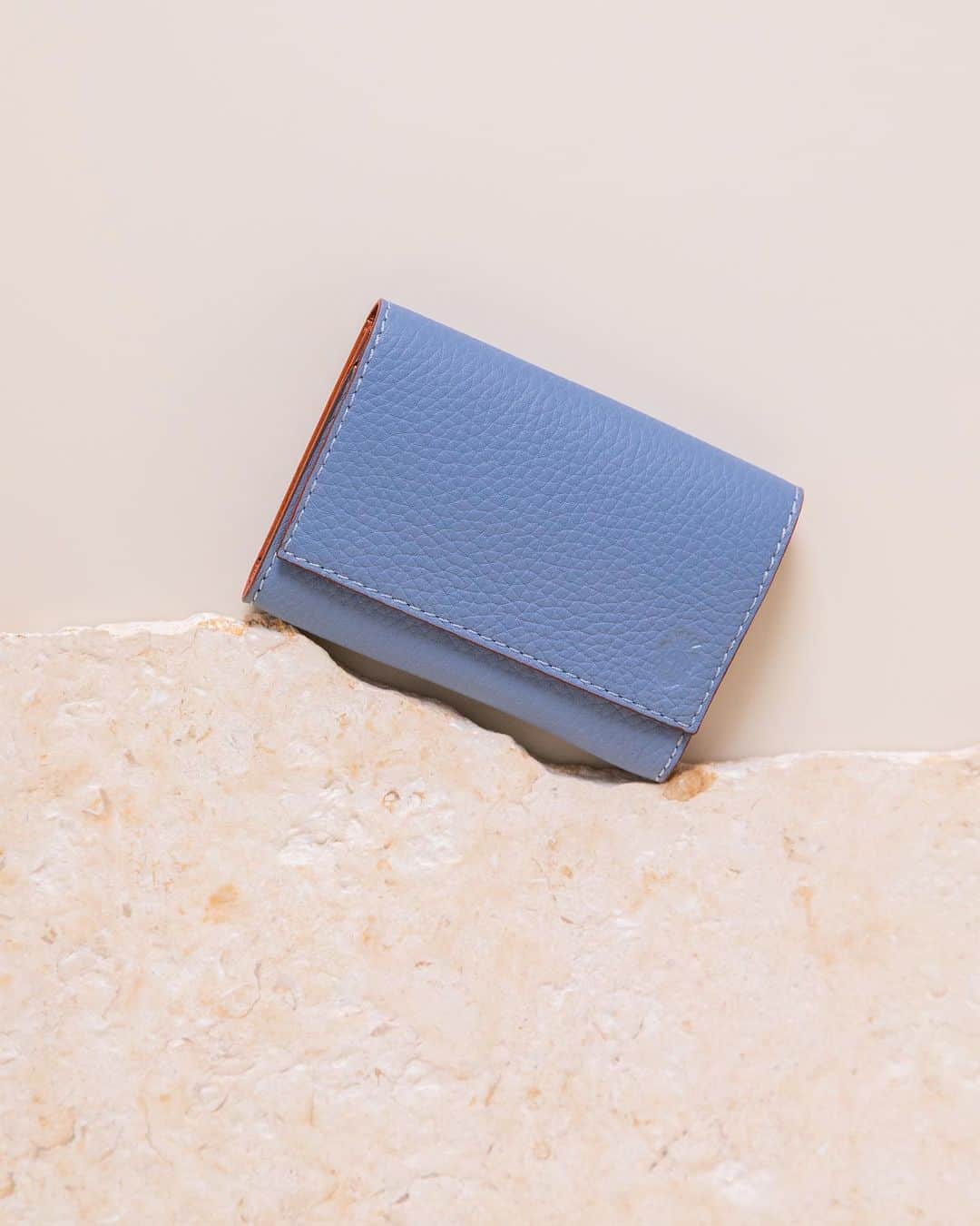 Felisi Japan 〔フェリージ〕のインスタグラム：「淡い青みを加えた「BLUE GREY」カラーは、春夏の装いを爽やかな印象に引き立ててくれます。  #Felisi #felisi #フェリージ #leather #レザー #bag #バッグ #レザーバッグ #革小物 #seasoncolor」