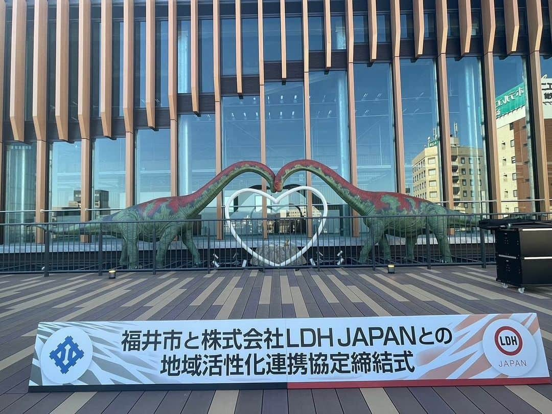 橘ケンチさんのインスタグラム写真 - (橘ケンチInstagram)「昨日はSHOKICHIと一緒に福井へ🦀  『福井市×LDH JAPAN 地域活性化連携協定締結式』  に出席させていただきました✨  福井市食のPR大使としてこれまで活動させていただき、福井のお酒や食、文化の魅力を僕なりに伝えてきました。  福井の方々との出会いがベースとなり、福井を好きになって、もっと多くの人に好きになってもらいたいという気持ちが日々強くなっています😄✨  2024年春には北陸新幹線が福井まで開通します🚄✨  福井の魅力が今後さらに広がっていくことを願いながら、今回の締結式を機により一層連携をしていければと思っています！  福井市内の小中学生のみなさんも　にも参加していただきました🙏✨  EXILE NUDEで会った子にも久しぶりに会えました⤴️✨  福井の皆様いつもありがとうございます😄🙏✨  これからもよろしくお願い致します！  #福井市 #ldhjapan #酒 #食 #文化 #恐竜 #EXILE #EXILETHESECOND #地方創生 #未来 #北陸新幹線」3月7日 17時57分 - kenchitachibana