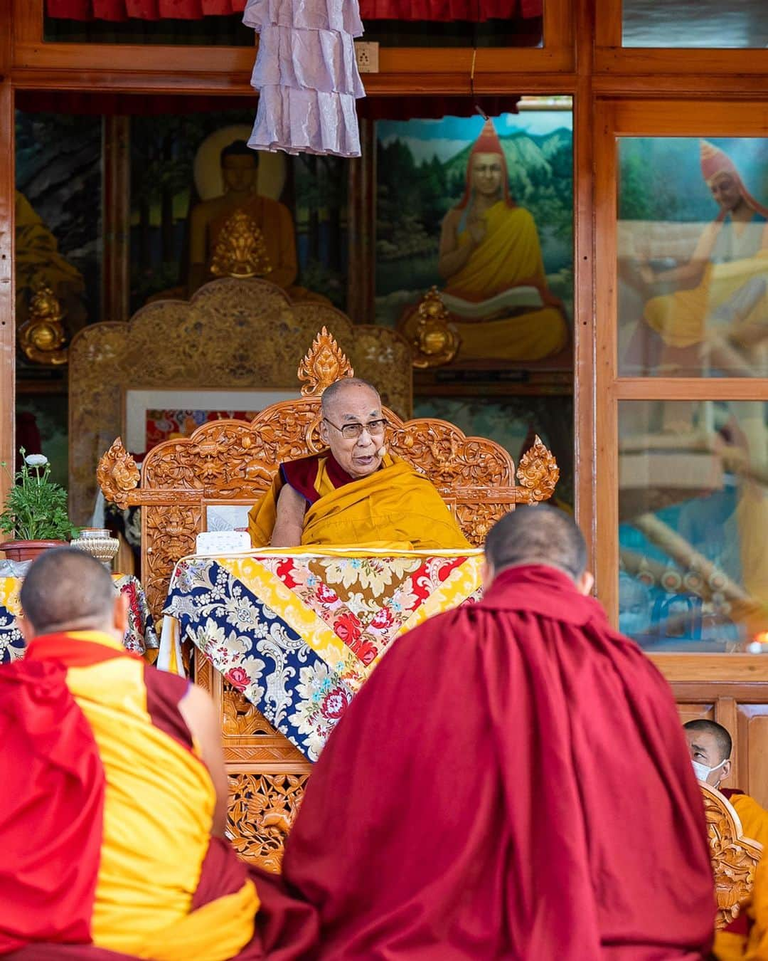 ダライ・ラマ14世さんのインスタグラム写真 - (ダライ・ラマ14世Instagram)「HHDL imparting ancient wisdom through Jataka Tales teachings at the courtyard of Main Tibetan Temple in Dharamsala, HP, India on March 7, 2023. Photos by Tenzin Choejor #dalailama #buddhism #buddha #dharamshala」3月7日 18時07分 - dalailama