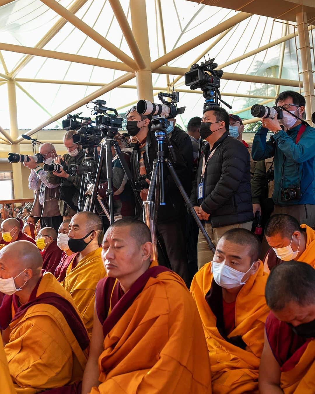 ダライ・ラマ14世さんのインスタグラム写真 - (ダライ・ラマ14世Instagram)「HHDL imparting ancient wisdom through Jataka Tales teachings at the courtyard of Main Tibetan Temple in Dharamsala, HP, India on March 7, 2023. Photos by Tenzin Choejor #dalailama #buddhism #buddha #dharamshala」3月7日 18時07分 - dalailama