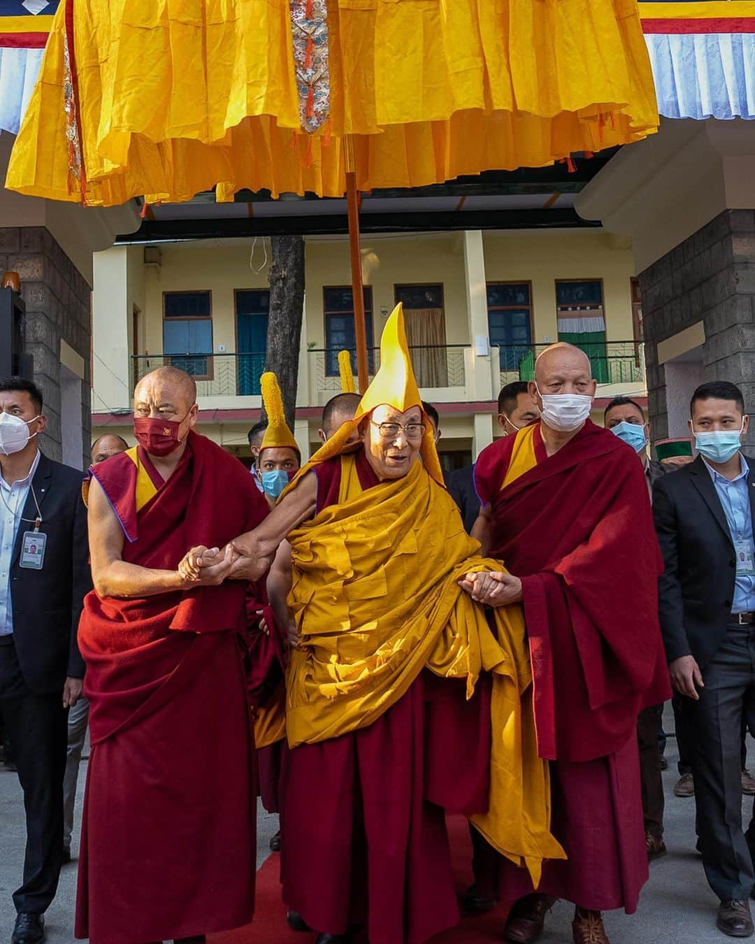 ダライ・ラマ14世さんのインスタグラム写真 - (ダライ・ラマ14世Instagram)「HHDL imparting ancient wisdom through Jataka Tales teachings at the courtyard of Main Tibetan Temple in Dharamsala, HP, India on March 7, 2023. Photos by Tenzin Choejor #dalailama #buddhism #buddha #dharamshala」3月7日 18時07分 - dalailama