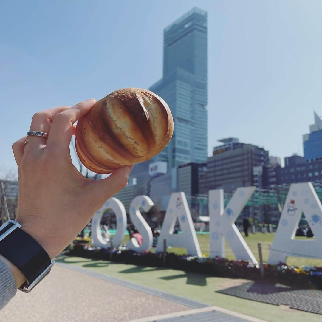 Maison Kayser Japon Officialのインスタグラム：「. パン大阪と。  大阪地区3店舗を見に行ってきました！ リニューアルオープンしたルクア店は大変ありがたいことに途切れることなくお客様がお越しくださり、より居心地良くパンを選べるお店にブラッシュアップしていきたいと思いました。 画像はハルカス店が入っている日本一の高層ビル、あべのハルカスと天王寺公園。 パン大阪をはじめスイートポテトの塩パン、ブリオッシュクリームパン、HANJUKU大阪など大阪地区は限定商品がたくさんあって羨ましいです(*^_^*)！  先日お知らせした季節限定商品のクグロフアップルティーといちごのクロワッサンオザマンドですが、材料の関係により3月12日にて終売致します。チェックされていた方は是非今週末までに店舗へお越しくださいませ🙏  . . #メゾンカイザー #maisonkayser #japon #boulangerie #erickayser #france #bakery #paris #croissant #パリ #ブーランジェリー #ベーカリー #フランス #パンスタグラム #パンのある生活 #バゲット #クロワッサン #パン #baguette  #大阪 #大阪グルメ」