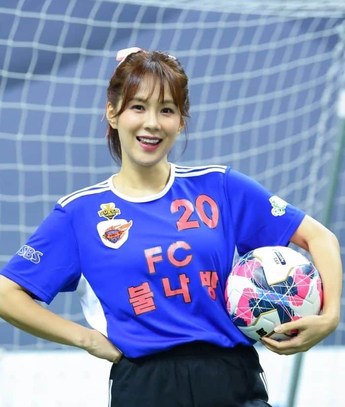 チェヨンのインスタグラム：「수요일오후9시 저는 아마 다음주부터 .. 나올거같..은데  뭐 매주 시청해주세요  그러다보면 언젠간 나오거쫑ㅎㅎ 😅   #등번호20번⚽️ 이유는?  맞춰보시오~~♡♡」