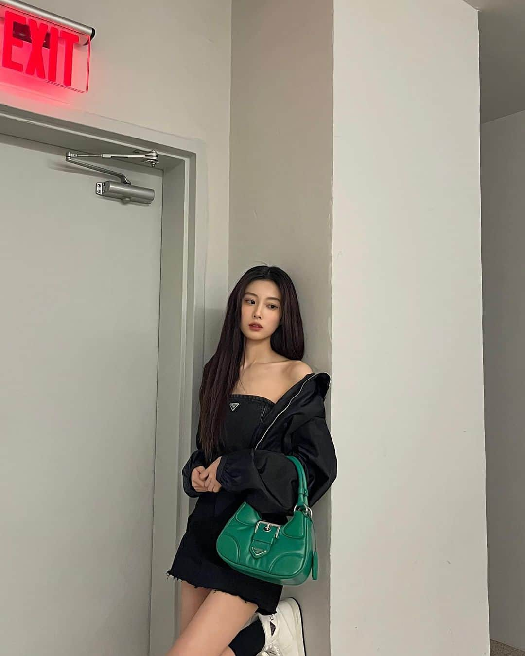 カン・ヘウォンさんのインスタグラム写真 - (カン・ヘウォンInstagram)「2000's style with the new ✨#PradaMoon Bag @prada」3月7日 18時36分 - hyemhyemu