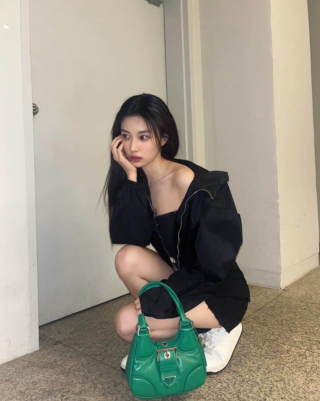 のインスタグラム：「2000's style with the new ✨#PradaMoon Bag @prada」