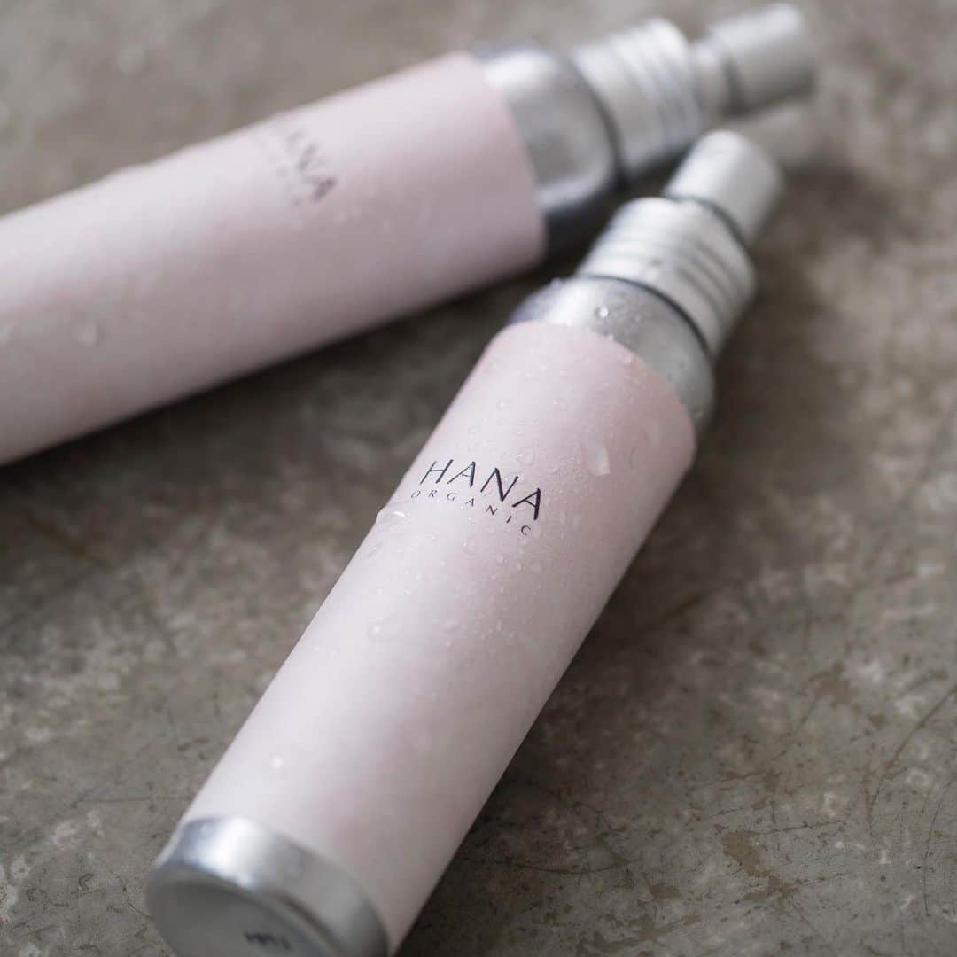 HANA ORGANICのインスタグラム：「積みあがった焦りや不安をひとつひとつほどいていく、 一瞬にしてしなやかに、透明なわたしへ導いてくれるダマスクばらの力。  そんな時間が、日々のどこかにありますように。  わたしが満ちて、溢れて、大切な人にも伝わっていく。  3月14日（火）まで開催の〈 HANA ORGANIC DAYS〉にて、HANA ORGANIC ウォーターをご購入いただいた方へ、あわせてトライアルセットもお届けいたします。  満ちる時間が広がっていくことを願って。  詳しくはプロフィールのURLからご覧下さい🌿  #hanaorganicウォーター   #hanaorganic わたしに還る Holistic Care  #わたしはきっともっと美しい #肌も心も透明に #わたしはオーガニック #ホリスティックケア  #わたしに還るHolisticCare  #スキンケア #skincare #オーガニックコスメ #organicskincare #ダマスクローズ #rose #hanaorganic公式」