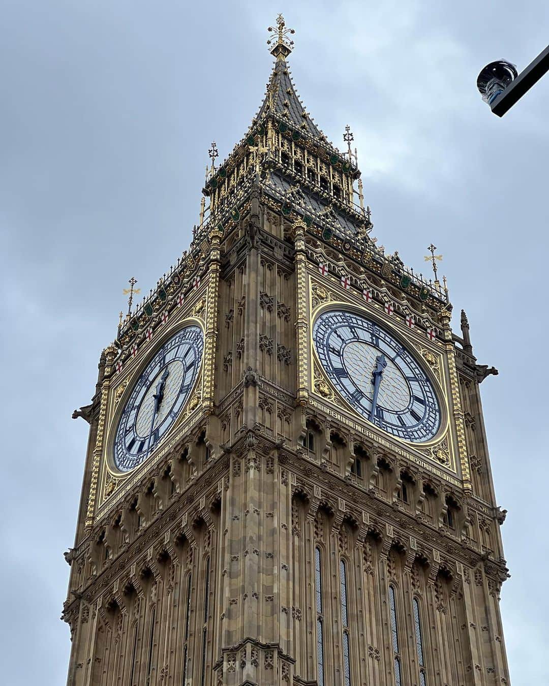 SEN（三辻茜）のインスタグラム：「🕰️+🎥= 💂🏻‍♀️  (cynicism aside Big Ben looks amazing)」