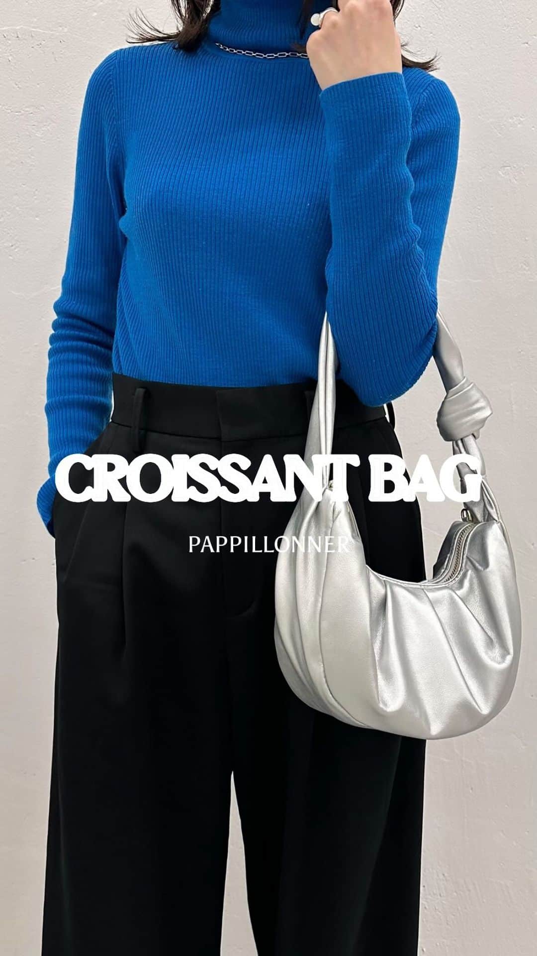 PAPILLONNER（パピヨネ）のインスタグラム：「【 croissant bag 】  その名の通りクロワッサンのようなフォルムのかわいらしいバッグが登場。 柔らかい素材で見た目以上に荷物がたっぷり入ります。 太めの持ち手で重たくなっても食い込みが気にならず、 持ち手をバッグの下側に巻き込めばショルダーバッグとしても使える優れものです。  ▼ 【PAPILLONNER/パピヨネ】クロワッサンバッグ CLZ5031412A0002　¥12,100(税込)  . . . #COLLAGEGALLARDAGALANTE#コラージュガリャルダガランテ#PAPILLONNER#パピヨネ#palcloset#パルクローゼット#オトナコーデ#高見えアイテム#あったかコーデ#骨格ストレートコーデ#骨格ウェーブコーデ#骨格ナチュラルコーデ#カラーコーディネート#20代コーデ#30代コーデ#40代コーデ#大人シンプルコーデ #ハンドバッグ #軽量バッグ #ミニバッグ #ショルダーバッグ #斜めがけバッグ #シルバーコーデ #モノトーンコーデ #バッグの中身 #バッグの中身紹介 #オケージョン #旅行バッグ」