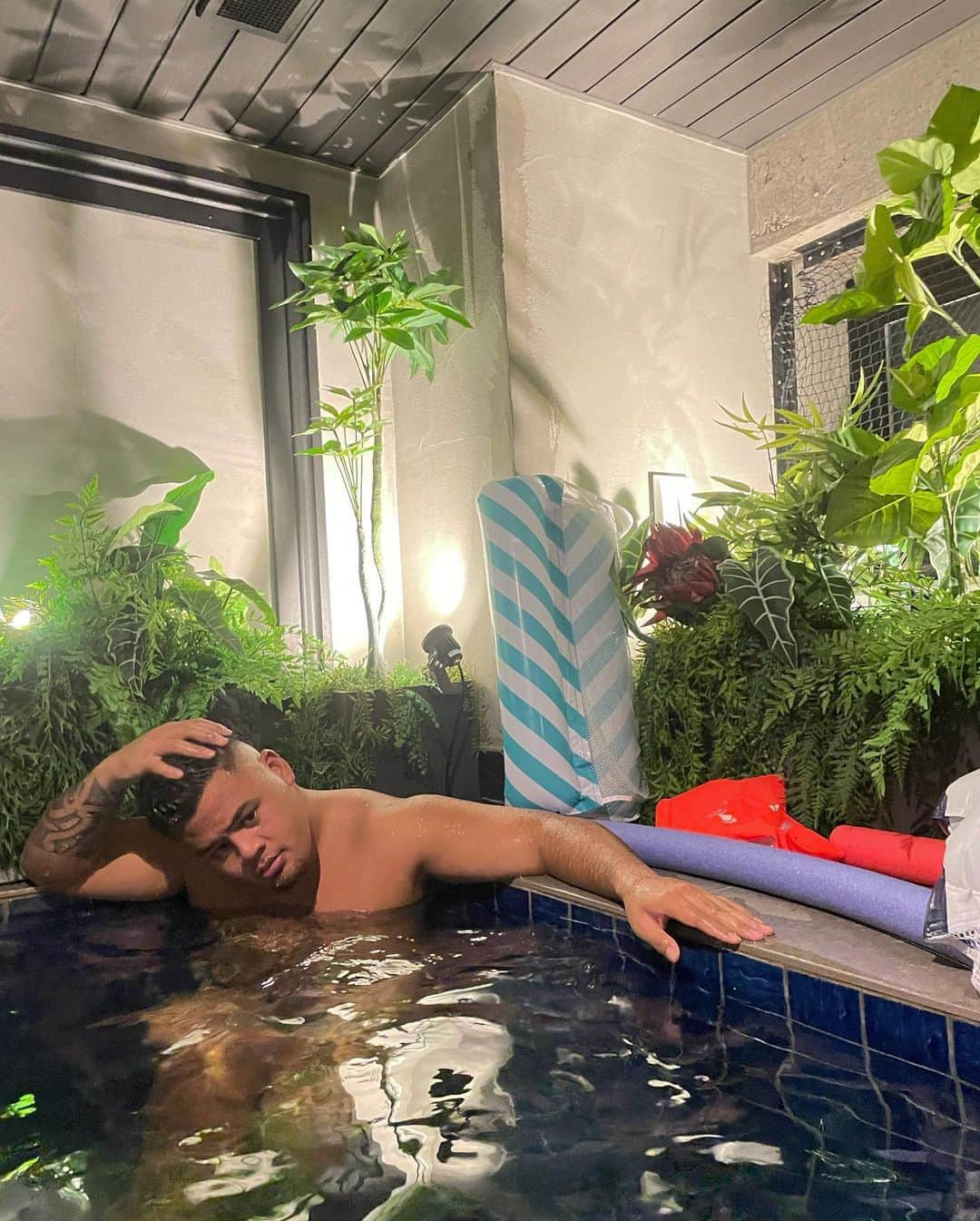 ジェイデン・トア・マクスウェルのインスタグラム：「最近サウナと温泉にハマっています Recently I have been into Sauna & Spas🧖🏾‍♂️  心身ともにリラックス、リフレッシュするのに適している Good to refresh and relax both the body and mind.   おすすめサウナと温泉場所教えてください Please share any good onsens and sauna places you recommend.   今年たくさん行ってみたい😶‍🌫️ I hope to visit throughout this year.   #ジェイ #熊ファミリー #kumaFamily #サウナ」