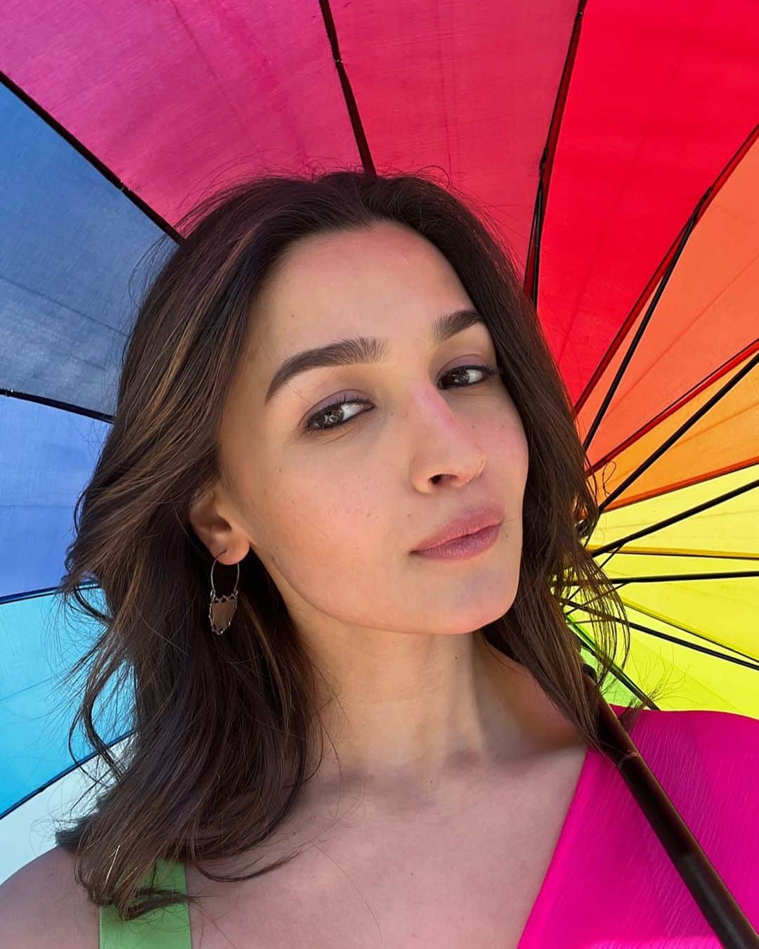 アリア・バットのインスタグラム：「happy holi from a very rangeeli rani reporting straight from the sets of #rockyaurranikipremkahani ❤️🧡💛💚💙」