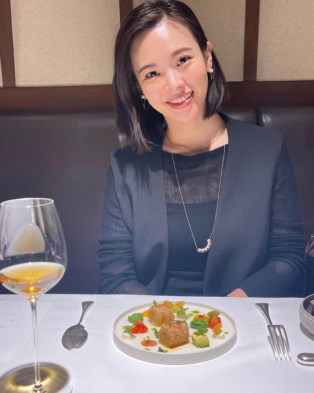 森田麻恵のインスタグラム：「久しぶりに主人とランチへ。  行ってみたいと思ってた浅草のレストランを予約してくれていて @restauranthommage   前菜からスイーツまで美しくて美味しくて、居心地いい空間で堪能させてもらいました🇫🇷  最後は、、写真に入ってることに気づいてない素の私。 一枚目が営業スマイルに見えて怖いわ😂  #ランチ　#オマージュ　#浅草グルメ  #夫婦時間　 #どうも営業スマイルです」