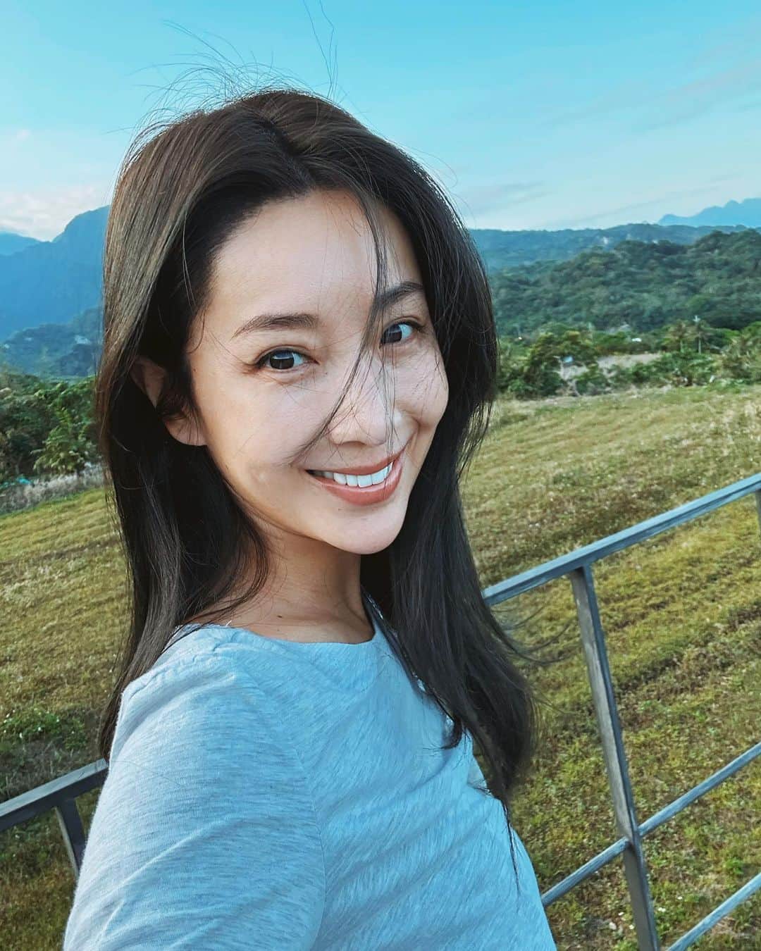 ソニア・スイのインスタグラム：「今天看山⛰️  #頭目山 #我在台東的日子 #休假日」