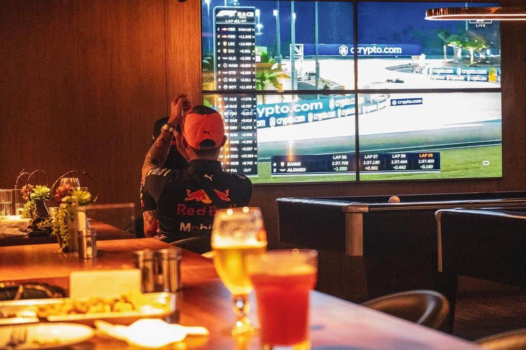 マーロン・ストッキンガーのインスタグラム：「Started the Formula 1 season at @mansionsportsbar.ph for our first ever viewing party! What an epic night & a big thank you to everyone who came out to watch the first race of the year!   See you at the next round for the Saudi Arabian GP 🏁」