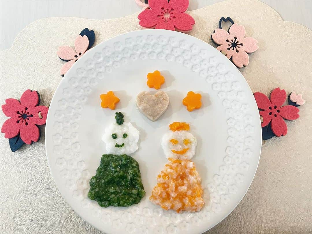 桃尻リカさんのインスタグラム写真 - (桃尻リカInstagram)「雛祭り離乳食𓂃 𓈒𓏸◌🌸 . 7倍粥50g にんじん ほうれん草 ツナエノキじゃがいも片栗粉 . #雛祭り#お内裏様とお雛様#雛祭り離乳食#赤ちゃん#7ヶ月ベビー#女の子ママ#育児#出産#お祝い行事#日本の文化#春」3月7日 10時14分 - __saa__2