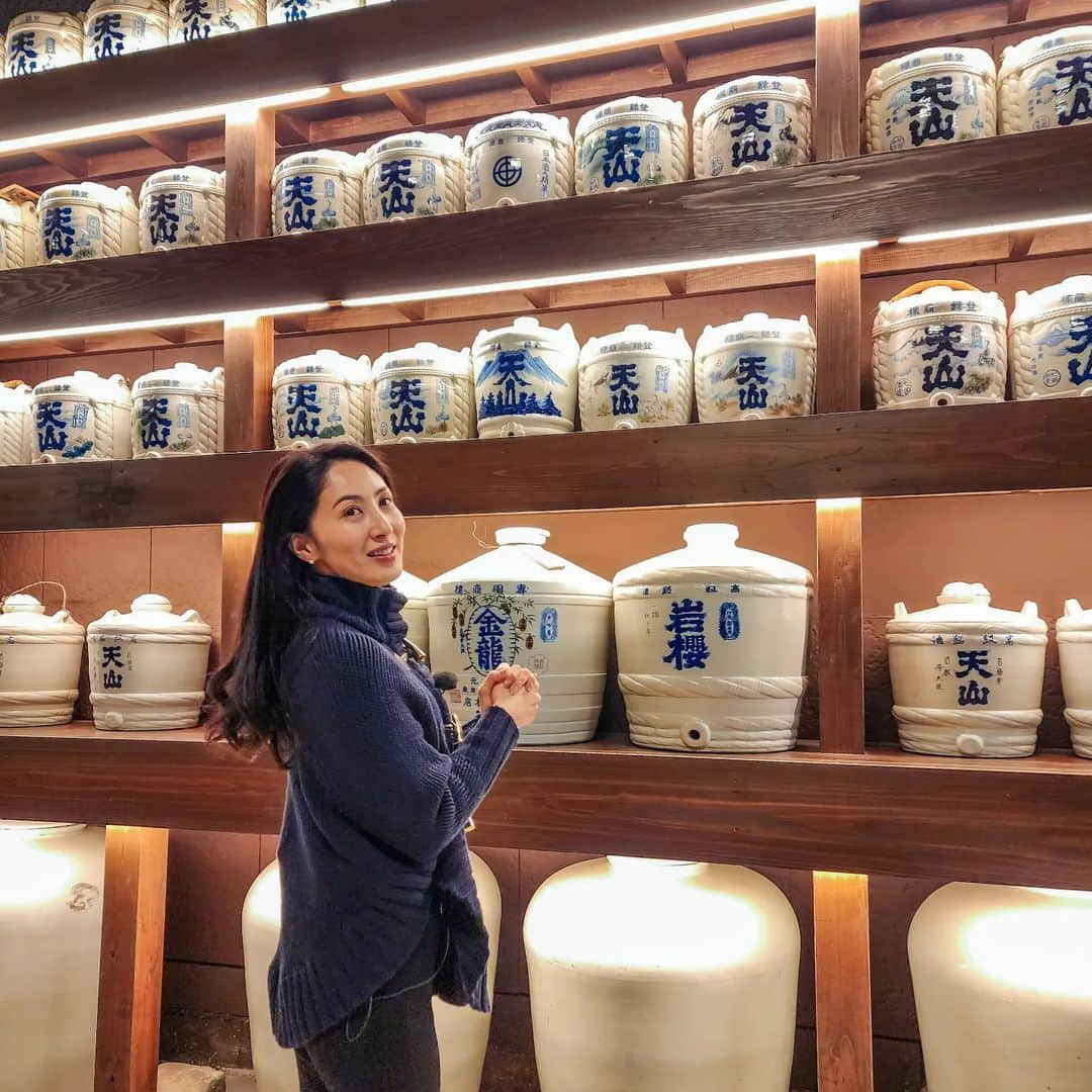 吉松育美のインスタグラム：「Visiting at JAPANESE SAKE factory. 🍶My hometown, Saga prefecture, is famous for SAKE!!   本日はNHK #おとなりモノがたり 放送です😊今回はお酒がテーマですよ～🥰佐賀は日本酒ですよね❣️  写真は #天山酒造 さんの酒蔵です😍映え映えな居るだけでワクワクする空間作りも素晴らしかったです🤗  もちろんお酒も💗 是非見てね😀  ===========================  🔊お知らせ✨ #おとなりモノがたり  毎週火曜日18:10~19:00 の間 ・佐賀NHK #ニュースただいま佐賀  ・長崎NHK  #イブニング長崎    #おとなりモノがたり 旅コーナーのナビゲーターを務めさせて頂くこととなりました🙋‍♀️💕 #佐賀 と #長崎 の良さをたくさん伝えていきます✨😊  ===========================  #長崎 #佐賀 #NHK」