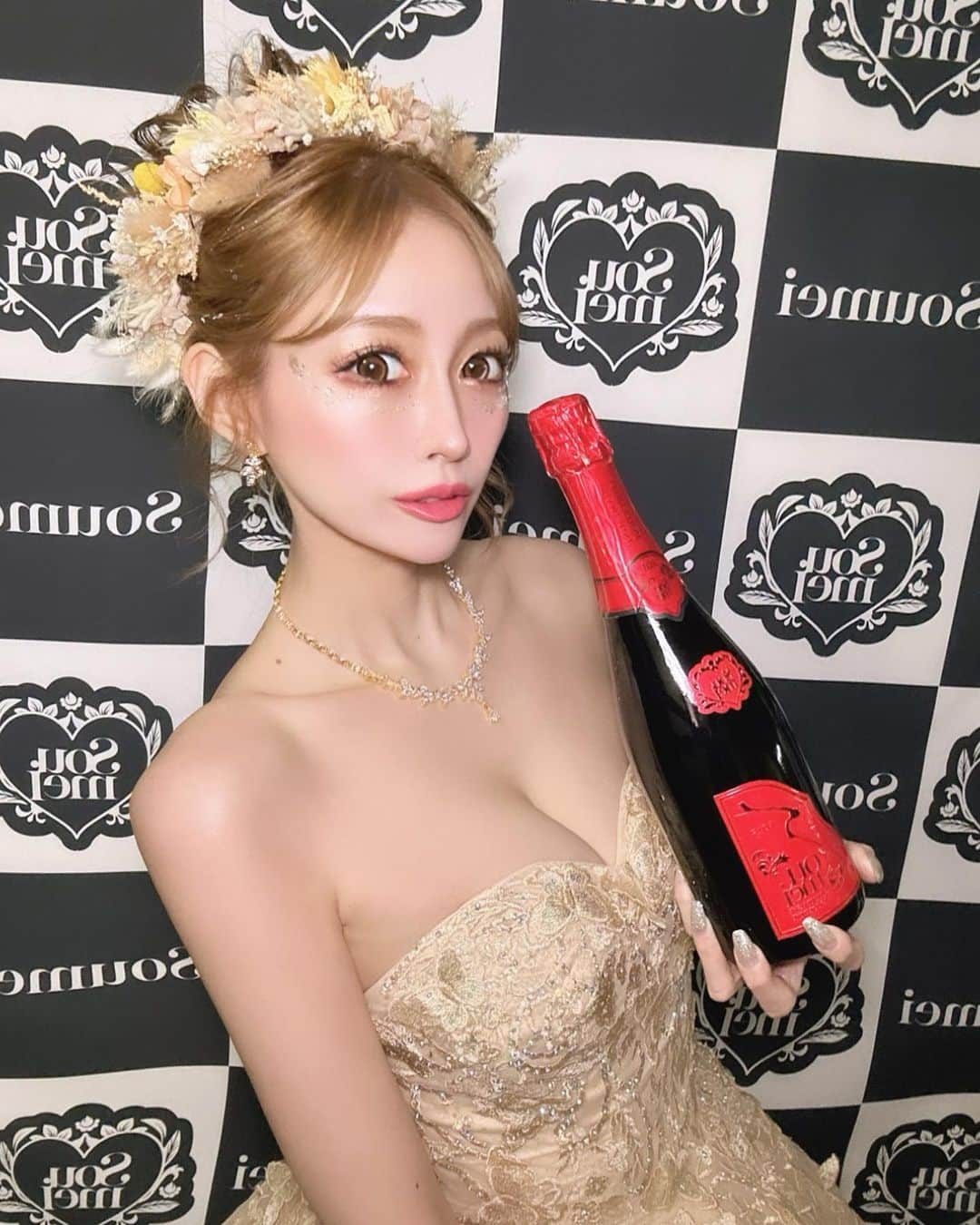 貴咲モエカのインスタグラム：「関西コレクション当日のヘアメイクとメイクはこんな感じでした︎💖  前髪作るか悩んだけど 前撮りの時の髪型がすごく気に入ってたから髪型はほぼ変えなかった😵‍💫💗 ヘアメイクもメイクもステージ映えするようにキラキラだけプラスしてもらったよ‪🤍✨  今までで一番お気に入り‪🫶🏻🤍  #関コレ #関西コレクション #関西コレクション2023 #kansaicollection #ソウメイ #ソウメイガール #ソウメイジャパン #soumei #sugar #sugarドレス #ドレス買うならシュガー #ドレス #ランウェイ #プリンセスドレス #花かんむり #花冠 #キラキラ #アップヘア」