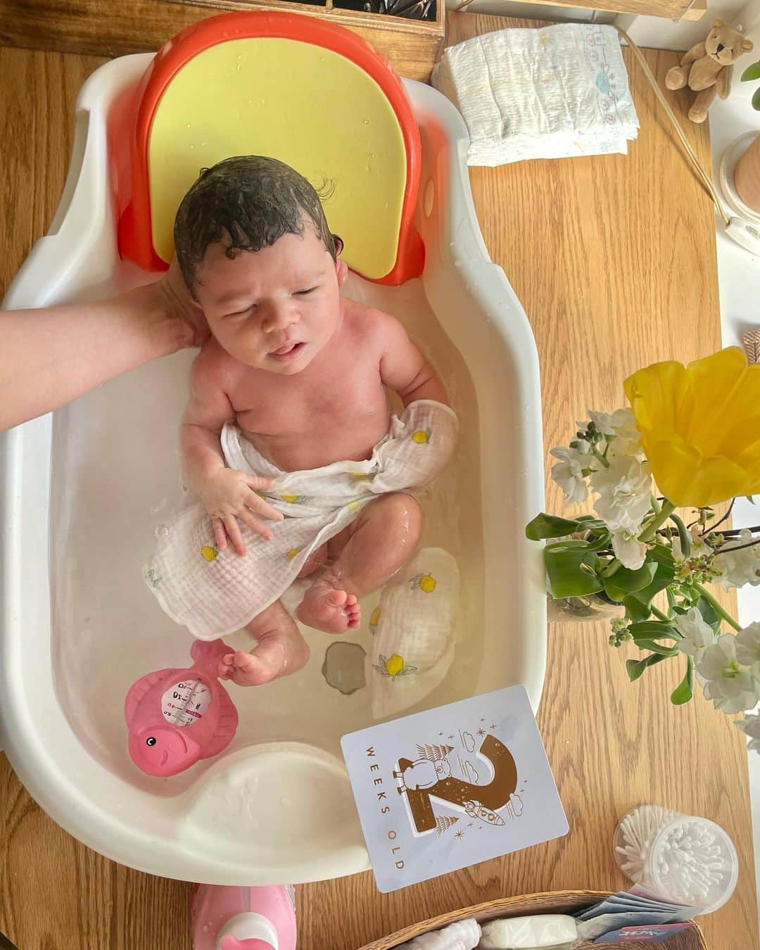 サンドバーグ直美さんのインスタグラム写真 - (サンドバーグ直美Instagram)「Bath time baby🍋  Gaze towels from auntie Ola🍋 #2weeksold」3月7日 10時45分 - naomisundberg