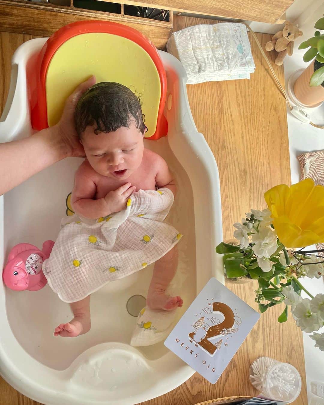 サンドバーグ直美さんのインスタグラム写真 - (サンドバーグ直美Instagram)「Bath time baby🍋  Gaze towels from auntie Ola🍋 #2weeksold」3月7日 10時45分 - naomisundberg