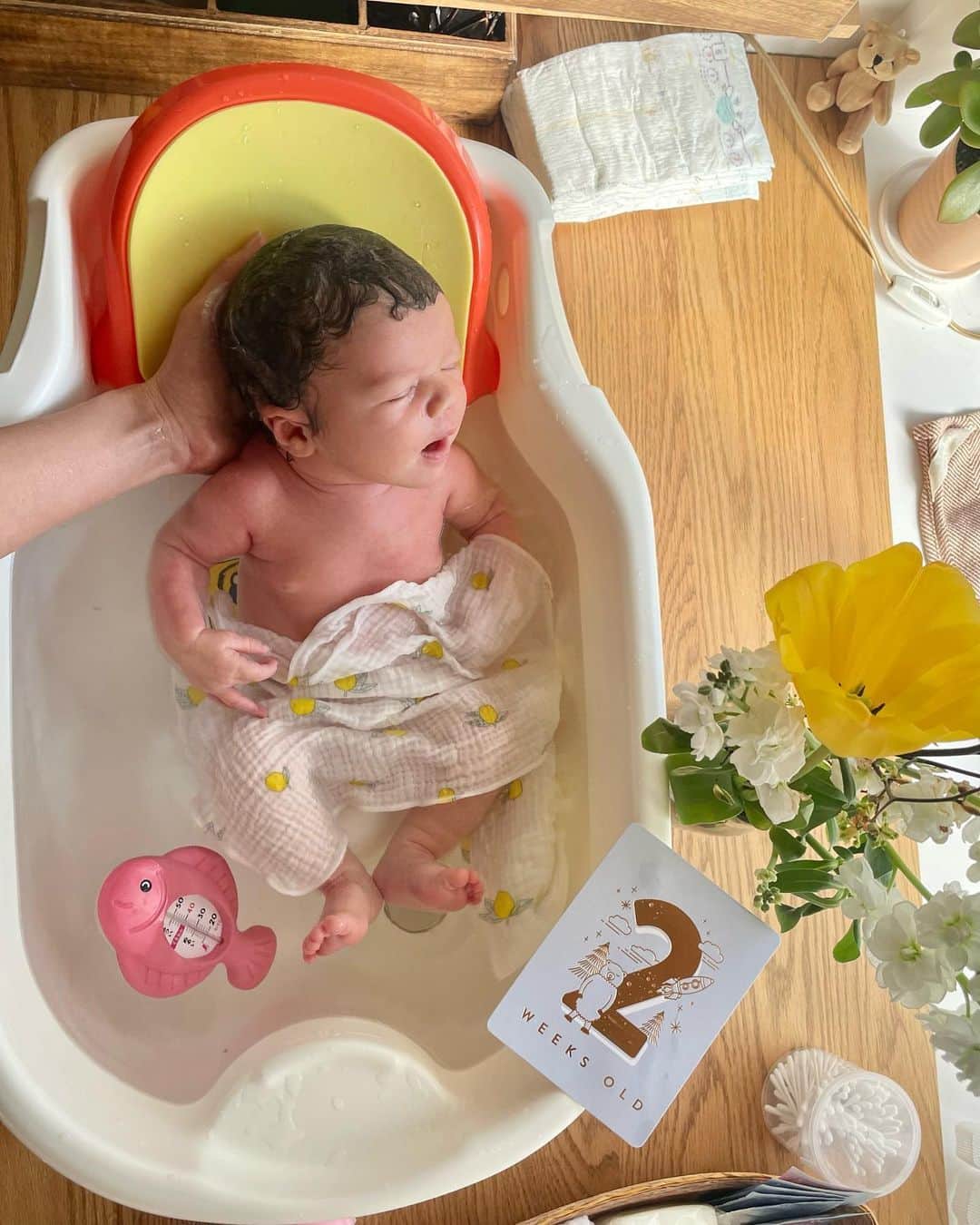 サンドバーグ直美さんのインスタグラム写真 - (サンドバーグ直美Instagram)「Bath time baby🍋  Gaze towels from auntie Ola🍋 #2weeksold」3月7日 10時45分 - naomisundberg