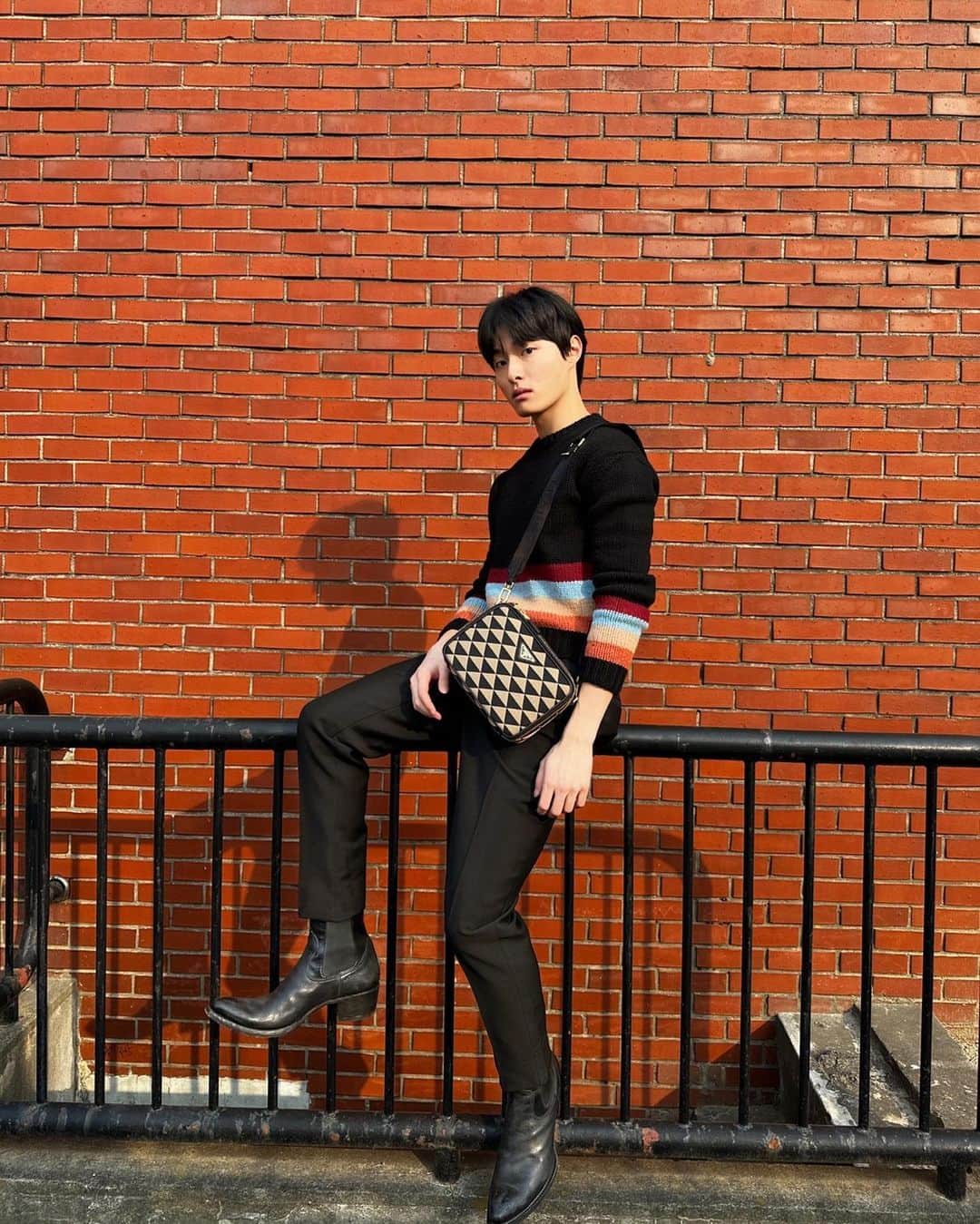 ユン・チャンヨンのインスタグラム：「🖤  "The Prada Symbole handbag is inspired by Prada's iconic Triangle which is reinvented in a geometric, modern, multi-faceted way. Drawn from Prada's heritage, the Symbole is precise, direct, meaningful."  @prada   #prada #pradasymbole」