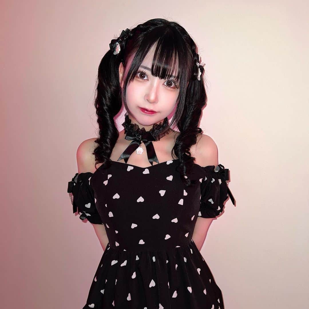 ねおきまこのインスタグラム：「誰.....？？？  JamieエーエヌケーSS collection vol.4 のモデルさせていただきました！ 4月7日12時公式お通販サイトAiland さんで公開だよ🫶💘  いつもと違うまこさんが見れます卍 要チェック卍   ▶︎ailand-store.jp/jamieank/」