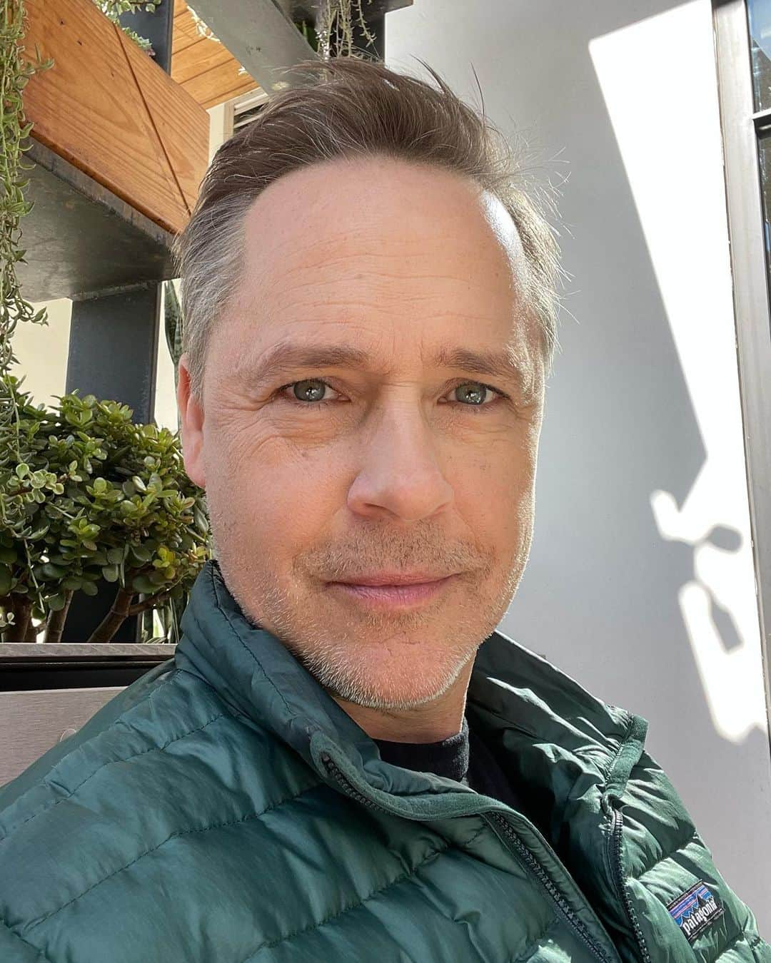 チャド・ロウのインスタグラム：「Couldn’t pass up full hair and makeup to take a selfie. Got to act today opposite one of my favorite actors! Yes, I still act…when they let me… #911lonestar  #brothers  @roblowe」