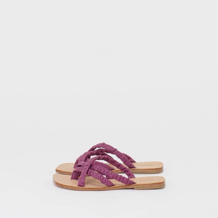 エンダースキーマのインスタグラム：「model: shirring overlap color: black/natural, choco/natural, black/dark brown, choco/dark brown, light purple/natural, deep green/natural  #henderscheme #2023ws #productvideograph」