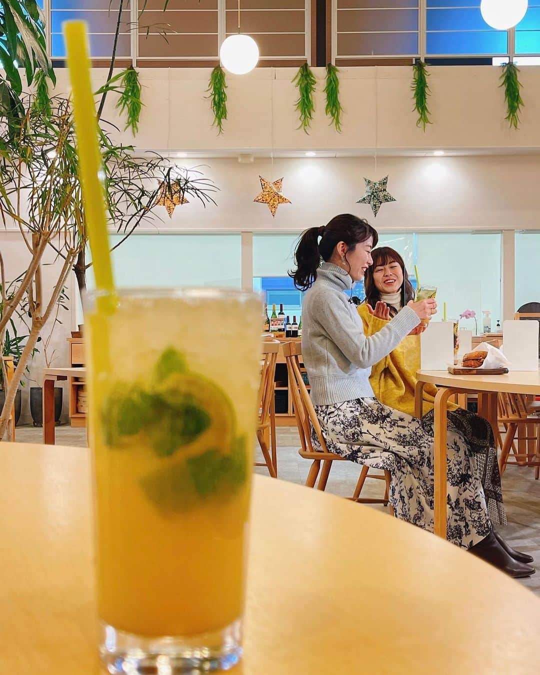 伊藤京子さんのインスタグラム写真 - (伊藤京子Instagram)「. 3月放送の女子旅ではラム酒作りの取材へ✨ ラム酒と言うと、お菓子作りで使うイメージしかなくあまり馴染みがなかったのですが、、 お邪魔してびっくり！ 蒸溜所に入るとバナナのような甘く深い香りに驚き癒され、蒸留機のカッコ良さにうっとりし、出来たてほやほやのラム酒の美味しさといったら🥹💕✨(アルコール度数はかなりお高めでした🤣) しっかり取材をした後は楽しく酔っぱらい笑 まいこさんとの女子トークが止まりませんでした😍💗  #明日もロケ#楽しみ楽しみ #ロケ#取材#番組取材#ラム酒#ラム酒作り#蒸溜所#蒸溜所見学 #女子旅#セントフォース#フリーアナウンサー#伊藤京子#千葉観光 #千葉旅#千葉銘酒」3月7日 11時27分 - kyoko_ito1128