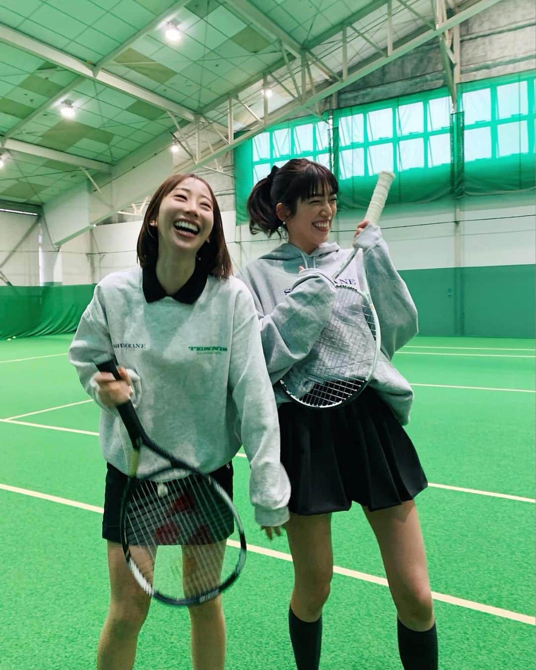 秋倉諒子のインスタグラム：「@shirokanesportsclub 🎾👕 みんなでスポーツ楽しいね！ 高校時代部長とは思えないテニスをご覧ください😂🎥 #テニス#テニス女子」