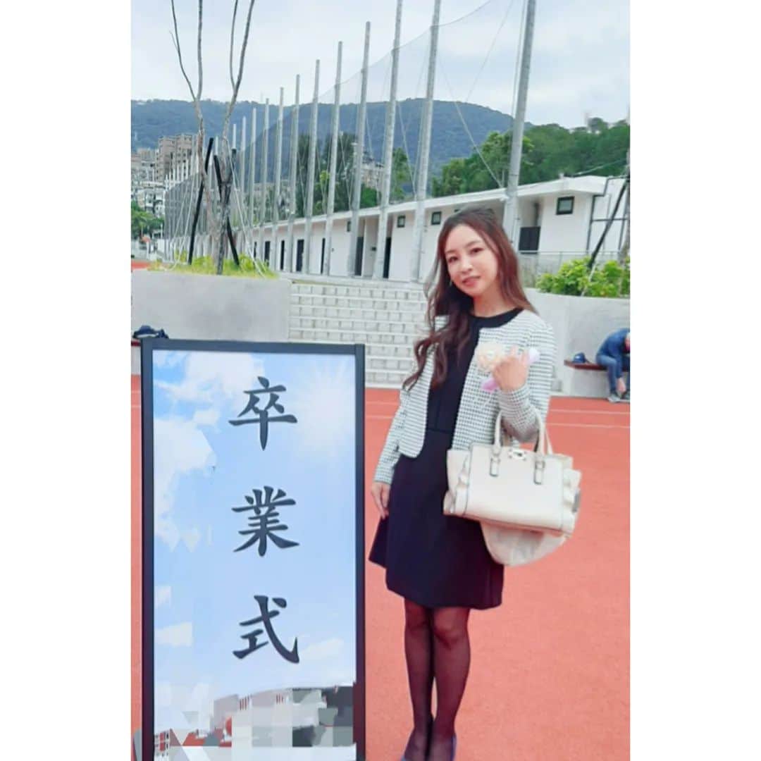 インリンのインスタグラム：「先日、長男が小学校を卒業しました☺6年間は本当にあっという間！お友達や先生にも恵まれ。私にもママ友が沢山できました♪大変なこともありましたが、とにかく私にとっても、楽しい小学校生活でした。これから中学生になるのか。。。長男大丈夫かな？？とかってちょっと心配しています💦💦💦😆  #台湾 #台北 #卒業式 #小学校 #ママ友 #3児の母」