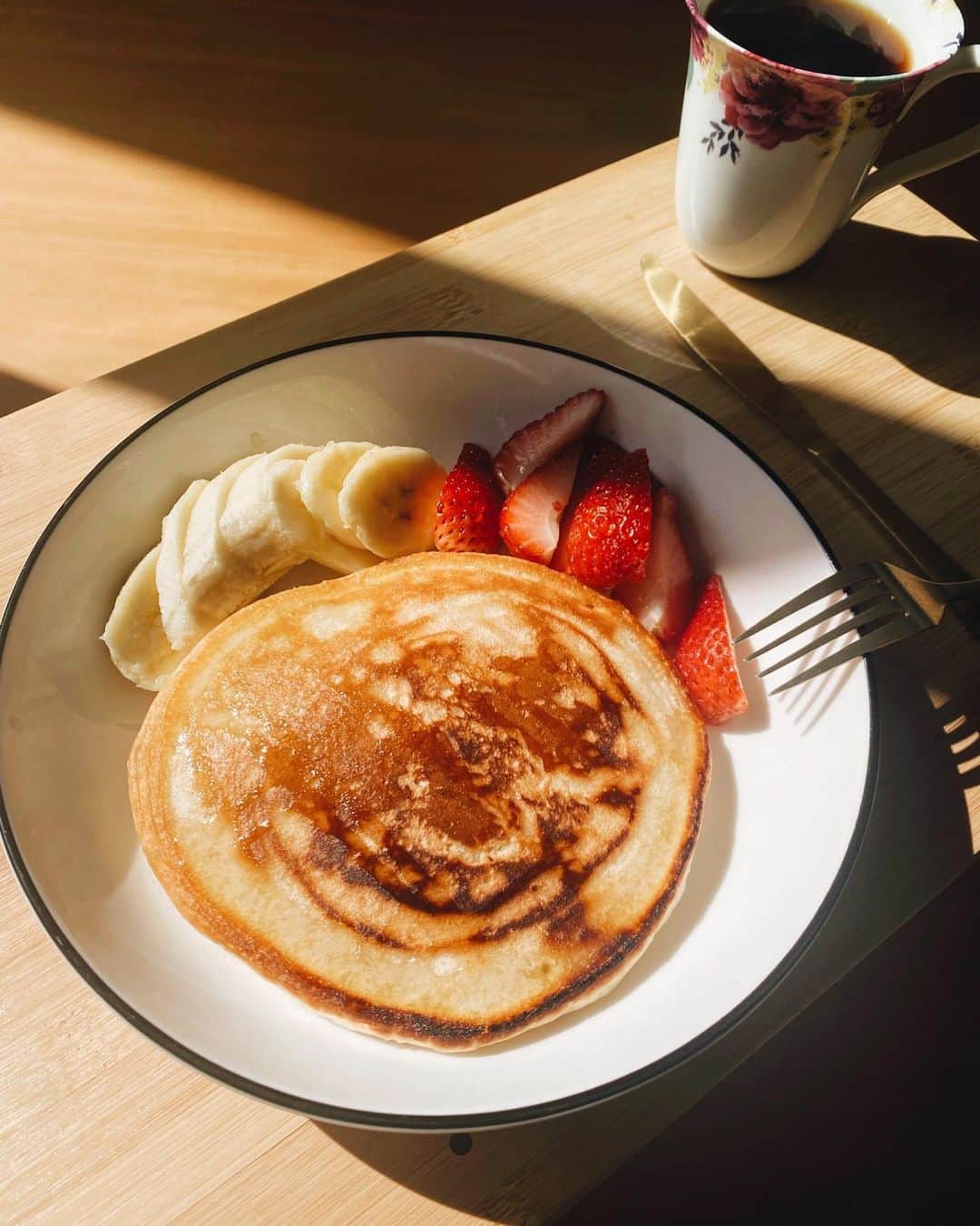 黒川沙良のインスタグラム：「おはよう☀️ 今朝パンケーキ作ってみました🥞🍓🍌 最近、(私的に)去年は難しかったことが 少しずつ出来るようになってきて とても嬉しいです✨😊❤️  たとえば、 テレビが付けられるようになった！ 大好きな料理を一から作れるようになった🍽 お休みに出掛けられるようになった✨  一見、普通じゃない？ってことが 去年の私には結構難しくて…😥 これが出来るようになったのは、 私にとって一大ニュースなんです🥹 少しずつ出来ることが増えて嬉しい😆 元気な姿をみんなが喜んでくれるのも すごく嬉しいです😊🌸  美味しいコーヒーメーカーが 家にやってきてくれたおかげかな〜❤️ 毎朝美味しいコーヒーが飲めるの幸せ🫶 あと最近よく本を読んでいるのも良い影響かも📖  毎日なにかしら 学んで取得して向上したいなー✌️  みんな、今日も良い1日を😊🌷🌷🌷」