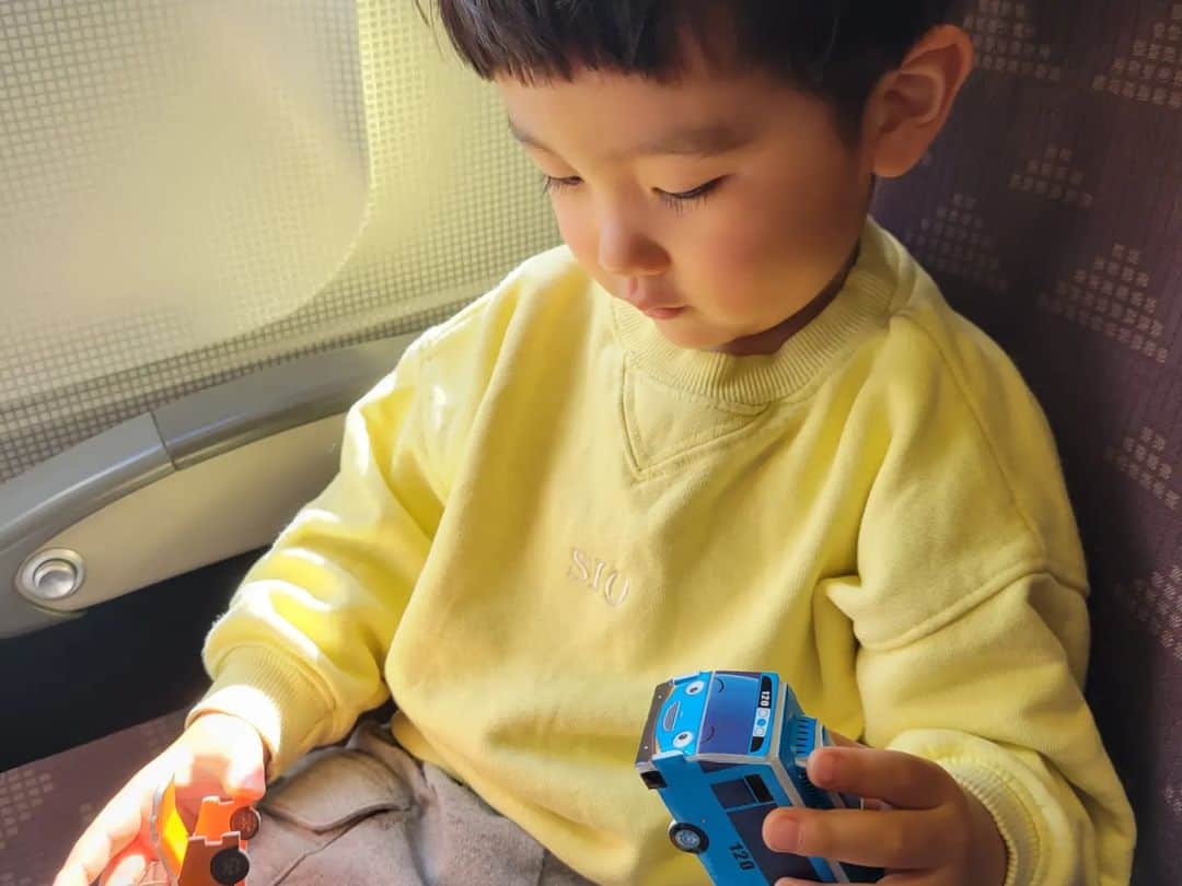 田辺岬さんのインスタグラム写真 - (田辺岬Instagram)「✈️  . 今回は大韓航空の成田ー仁川線で行きました☺️ 子供にくれるおもちゃはなんとタヨ🚍️❤️ 息子は大好きなので大喜び👏 猫を連れて乗れる席は限られていて後ろのほうです🐈️  韓国入国時にQ-CODEがあるとスムーズで、調べた時に6歳以上は必要とあったので息子の分は申請していなかったのだけど、息子の分はと聞かれ結局紙を記入しなきゃダメでした💦 子連れで行く際は気をつけてね～👩‍👦  今回はスペイン帰りの夫と仁川で待ち合わせして、そこからタクシー(定額料金あり)で全州まで向かいました🚖 . #全州#韓国生活#韓国在住」3月7日 11時33分 - t.misaki815