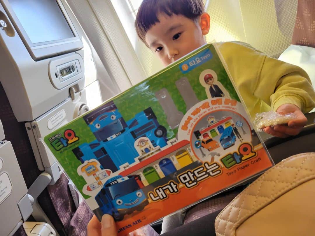 田辺岬のインスタグラム：「✈️  . 今回は大韓航空の成田ー仁川線で行きました☺️ 子供にくれるおもちゃはなんとタヨ🚍️❤️ 息子は大好きなので大喜び👏 猫を連れて乗れる席は限られていて後ろのほうです🐈️  韓国入国時にQ-CODEがあるとスムーズで、調べた時に6歳以上は必要とあったので息子の分は申請していなかったのだけど、息子の分はと聞かれ結局紙を記入しなきゃダメでした💦 子連れで行く際は気をつけてね～👩‍👦  今回はスペイン帰りの夫と仁川で待ち合わせして、そこからタクシー(定額料金あり)で全州まで向かいました🚖 . #全州#韓国生活#韓国在住」