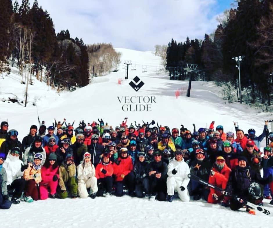 遠藤尚のインスタグラム：「VECTOR GLIDE 20th Anniversary @vector_glide   秋庭さん20周年本当におめでとうございます！  Vector glide familyに入れてもらうきっかけになったスキーはCORDOVAでした。 旭川で誠さんに履かせてもらってまたスキーの楽しいさとかスキー自体の製品の性質の良さとかなんか、こんなに違うものか？と思ったのを思い出しました。今回のイベントでCORDOVAができる裏側や思いを改めて知る事ができて良かったです。  妥協なきモノづくり。  想いの詰まったイベントでした！  若手の僕らにも次の節目に向けて何か動いていかないとと同時に思わせてもらいました！  長々と書きましたが、皆さまのより良いスノーライフが続きますよーに、ぼくもintimacyとともに頑張っていきます！  VECTOR GLIDE 秋庭さん、多くのスタッフの皆様おめでとうございます。そしてこれからもよろしくお願いいたします！  @vector_glide  #vectorglide  #20周年 #VG @whitetime_tokyo  @whitetime_asahikawa」