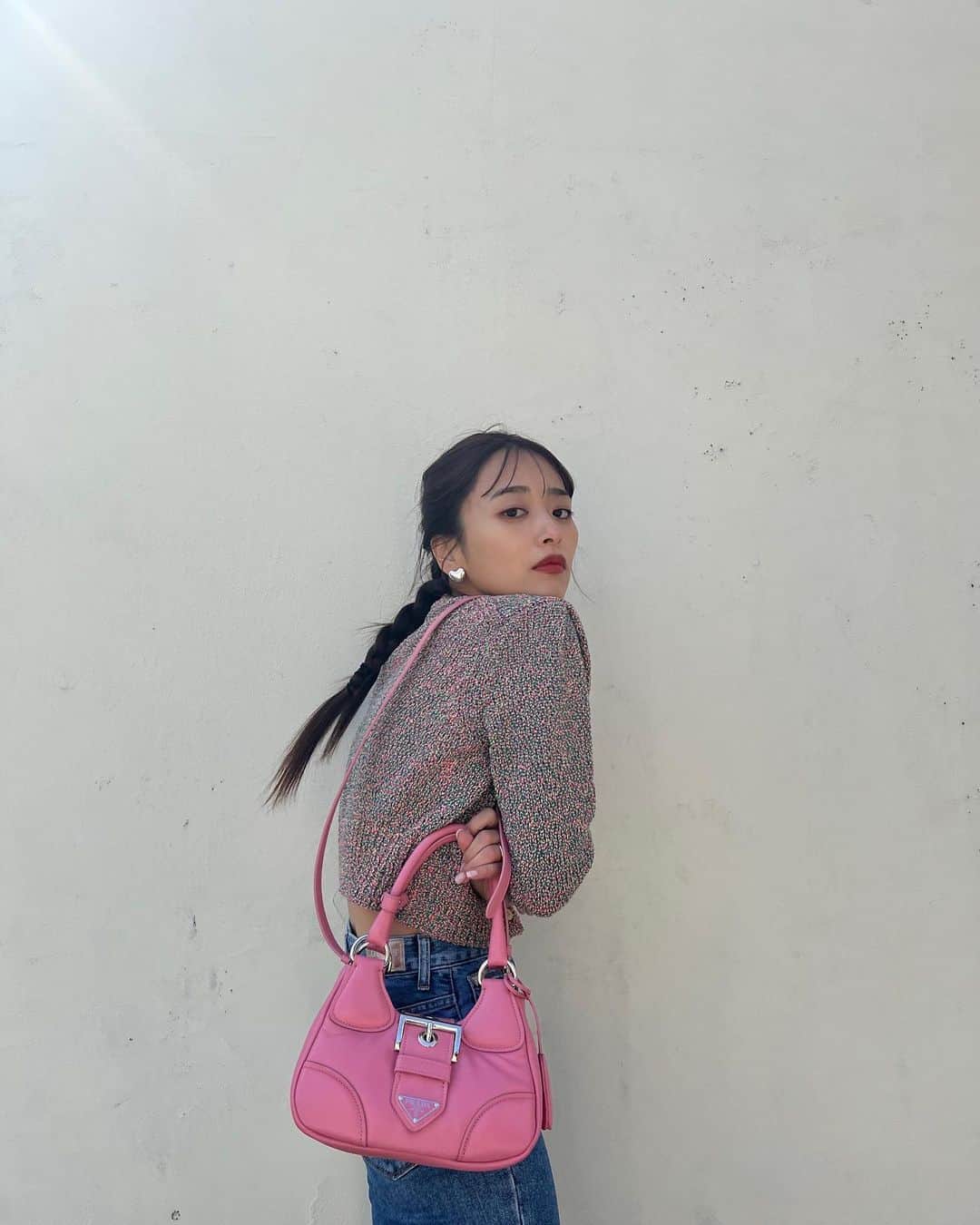 近藤千尋のインスタグラム：「春らしいお洋服にぴったりな バッグ🌸🌷💐🦩  @Prada ♡ #PradaMoon  今日もぽかぽか気持ちいい〜💓」