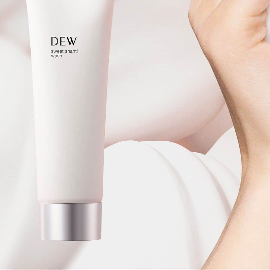 デュウ／DEW officialさんのインスタグラム写真 - (デュウ／DEW officialInstagram)「. ◤NEW SKINCARE ITEM◢ . ──────────────────────── もったりヒアロ泡*1に 満たされて。 ──────────────────────── *1ヒアルロン酸Na(保湿)を含む泡 . まるで生クリームのようなふわとろ濃密泡が 顔に触れると、ぴたっと吸いつくように密着。 . おすすめは泡パック洗顔 . 生クリームを思わせる スイートミルキーフローラルの香りと ふわとろ濃密泡に包まれて至福の洗顔タイムを . . あなたを「虜」にするスキンケア DEW Skincare holic*2 *2感触や香り等を楽しみ、スキンケアに夢中になること . … … … … … … … … … … … … … … . 4月29日発売 スイートシャンティウォッシュ 125g . 詳しくは公式HPへ . . #スイートシャンティウォッシュ #dew_skincareholic  #スキンケア #美肌ケア #美肌 #洗顔 #美容ケア #カネボウdew #スキンケアマニア #美容好きな人と繋がりたい #スキンケア好きさんと繋がりたい」3月7日 11時55分 - dew_official_jp