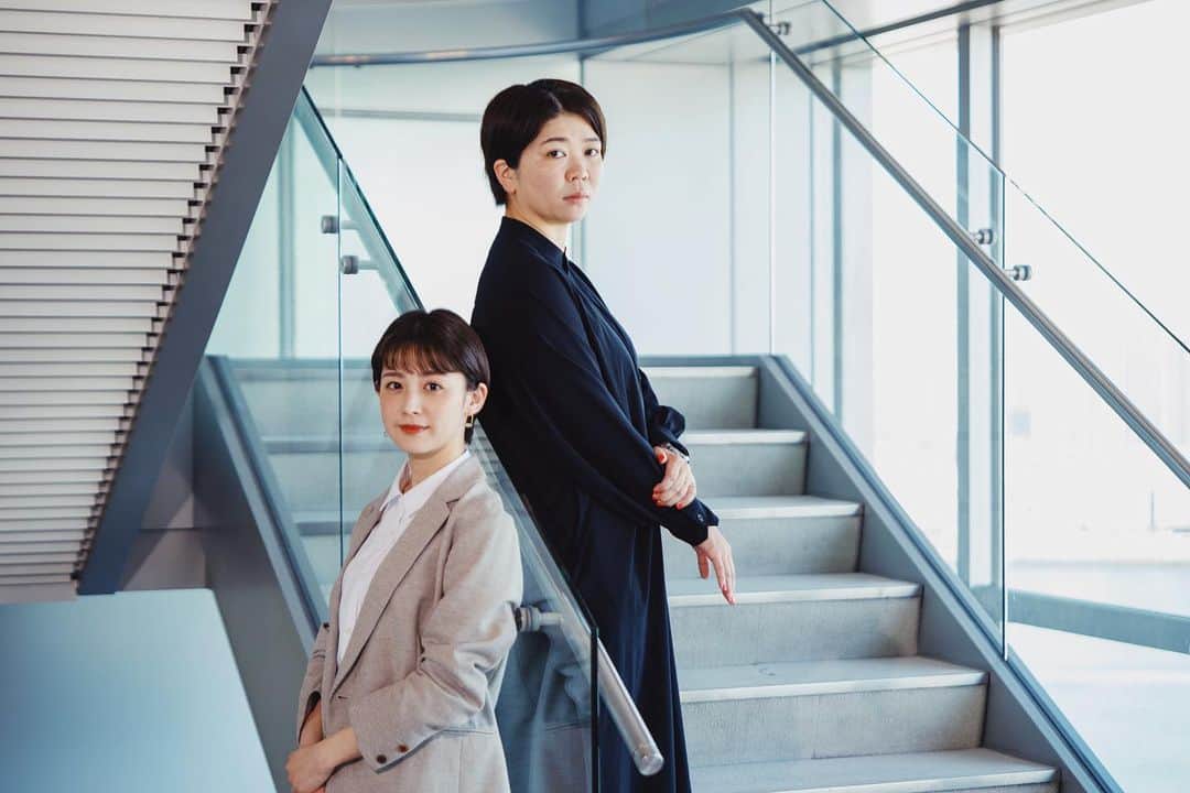 のインスタグラム：「【「自分の価値を他人に委ねない」エルピス佐野亜裕美Pが異動・転職を経てたどり着いた生き方と組織との付き合い方】  ドラマプロデューサーの佐野亜裕美さんにお話を伺い、プライムオンラインに記事を書きました。 佐野さんの胸をお借りして壁打ちさせてもらう、そんな時間でした。今の私にとって、大切にしたい言葉がたくさん。きっとこれから何度も思い返すんだろうと思います。 明日は国際女性デーです。日頃、なんだか生きづらいなあと思っている方にとって、この記事が何らかのヒントをお伝えできたらうれしいです🌼  記事に入らず泣く泣くカットしたのですが、佐野さんが脚本家の渡辺あやさんからかけてもらったという言葉が本当に素敵で...。  「いろいろ言い合うことはあったけれど、結果としてどんなことになったとしてもあなたのことを嫌いになることはないし、あなたの魂を愛しています」  お二人が出会えて良かったなあと思うし、私もこんな素敵な言葉をかけられる人間になりたい＆人を大切にできるようになりたい、と思ったのでした🕊  #国際女性デー」