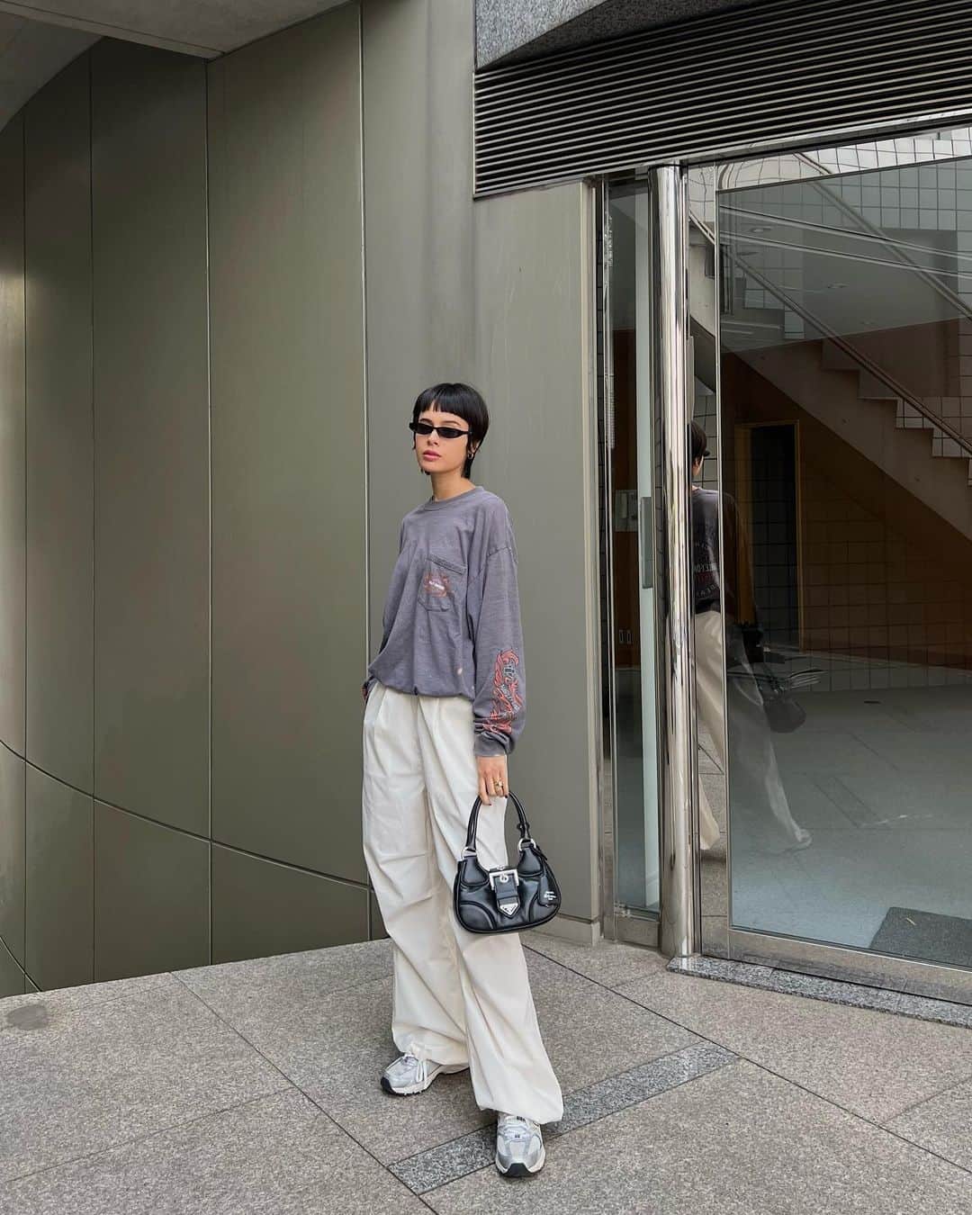大屋夏南のインスタグラム：「@prada moon 🌙 2002年の春夏コレクションで登場したアイコニックなモデルを再解釈したプラダ ムーン バッグが本気で可愛い🥺❤️  #PradaMoon #pr」