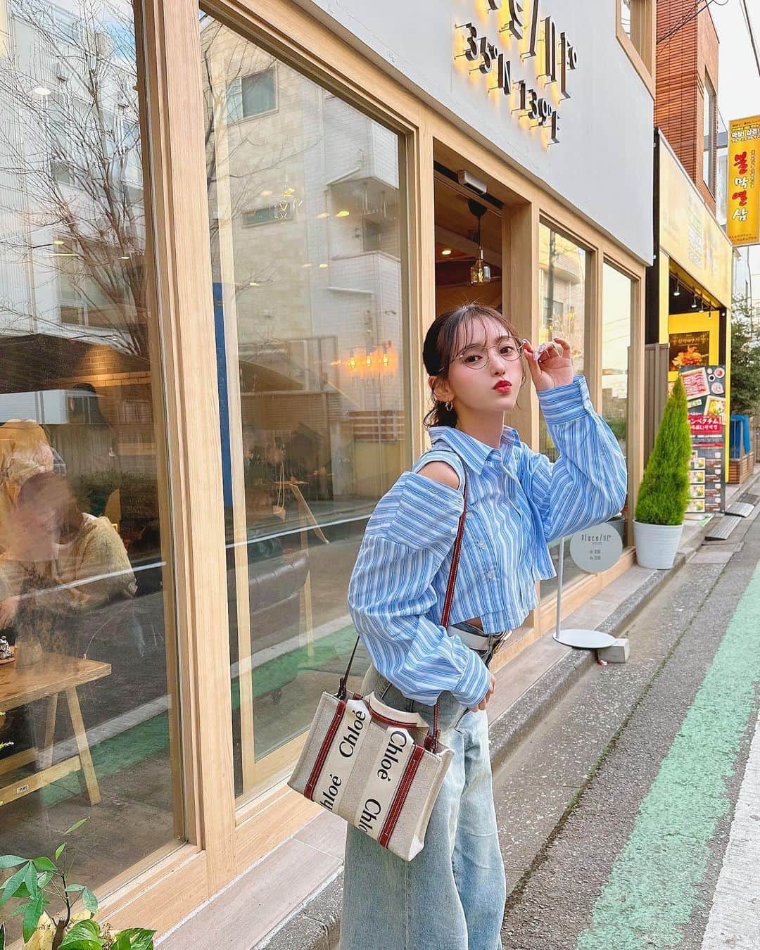 引地裕美のインスタグラム：「🫖🌸🌸🌸  ボタン開けたら肌みせ出来るの可愛くない？👔♡♡♡ @murua_official   最近新大久保出没率高い🇰🇷笑  #murua #murua2022aw #murua_snap #2WAYシャツ #pr  #みんちゃんカフェ巡り ☕️#新大久保カフェ #韓国っぽカフェ  #ゆうみ服 🧺#春コーデ  #ヘアアレンジ #hairarrange #UMine #japan #옷스타그램 #데일리룩 #코디스타그램 #每日穿搭 #일본 #얼스타그램 #照片 #粉我 #japanesegirl」