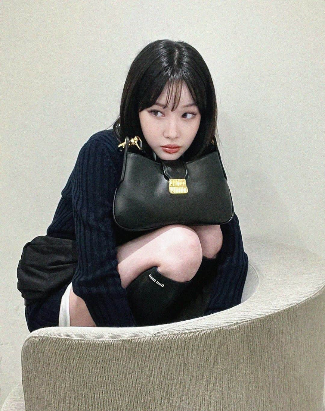 チョンハさんのインスタグラム写真 - (チョンハInstagram)「@MiuMiu #MiuMiuFW23 #AD  my twin her name 🖤MIU MIU🖤 3월 7일 오후 10시에 파리에서 진행되는 미우미우 FW23 패션쇼! 오늘 저녁 MIU MIU와 함께해요!  #청하 #CHUNGHA」3月7日 12時30分 - chungha_official