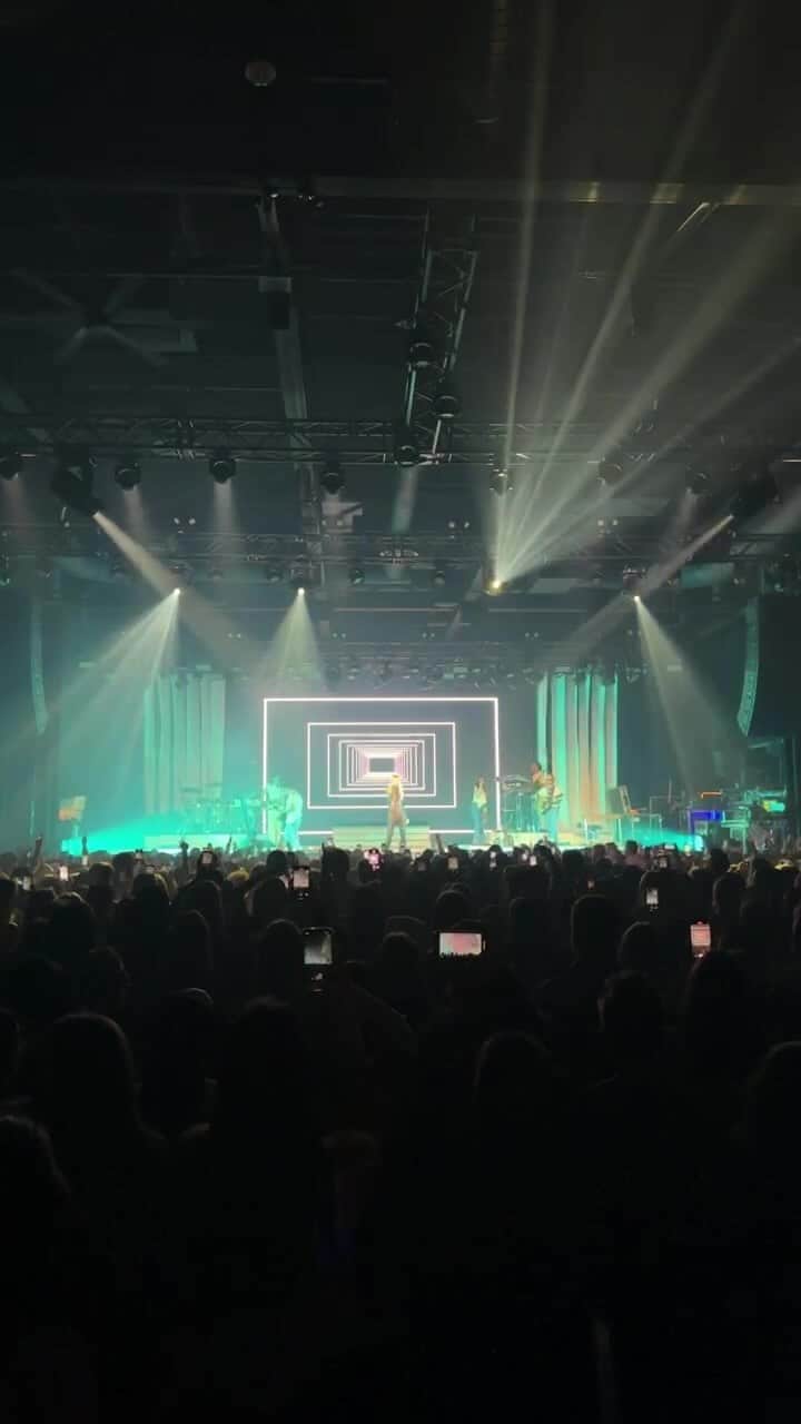 Kelsea Balleriniのインスタグラム：「heartfirst tour leg two is GOING WELL?!」