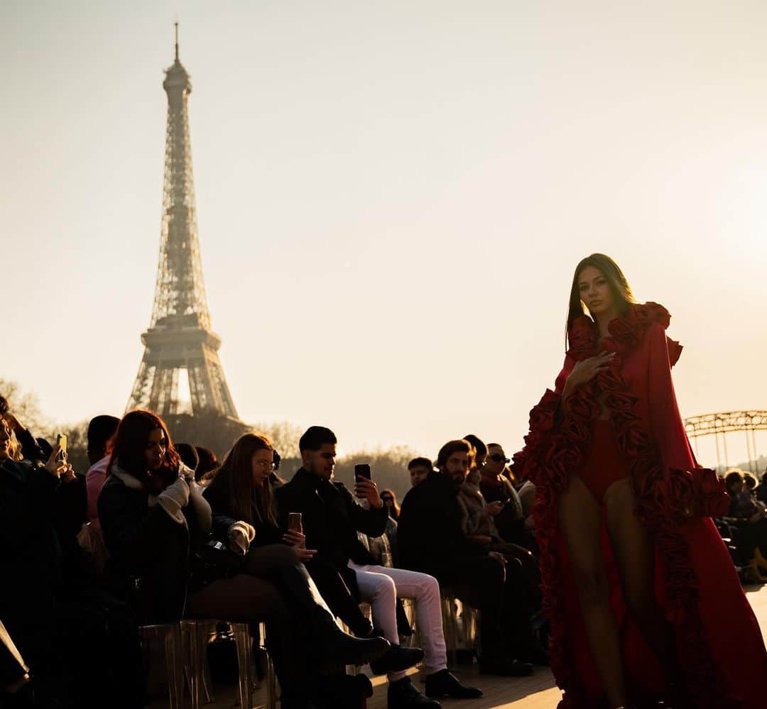 twinsりなりかさんのインスタグラム写真 - (twinsりなりかInstagram)「エッフェル塔を背景に ボートの上でのショーでした☺️ 夕方から始まったので夕焼けに空の色が変わっていくのが素敵だったな🇫🇷  #pfw #dionlee #fashionstyle #paris #パリ #エッフェル塔 #eiffeltower」3月7日 12時38分 - rinarika__